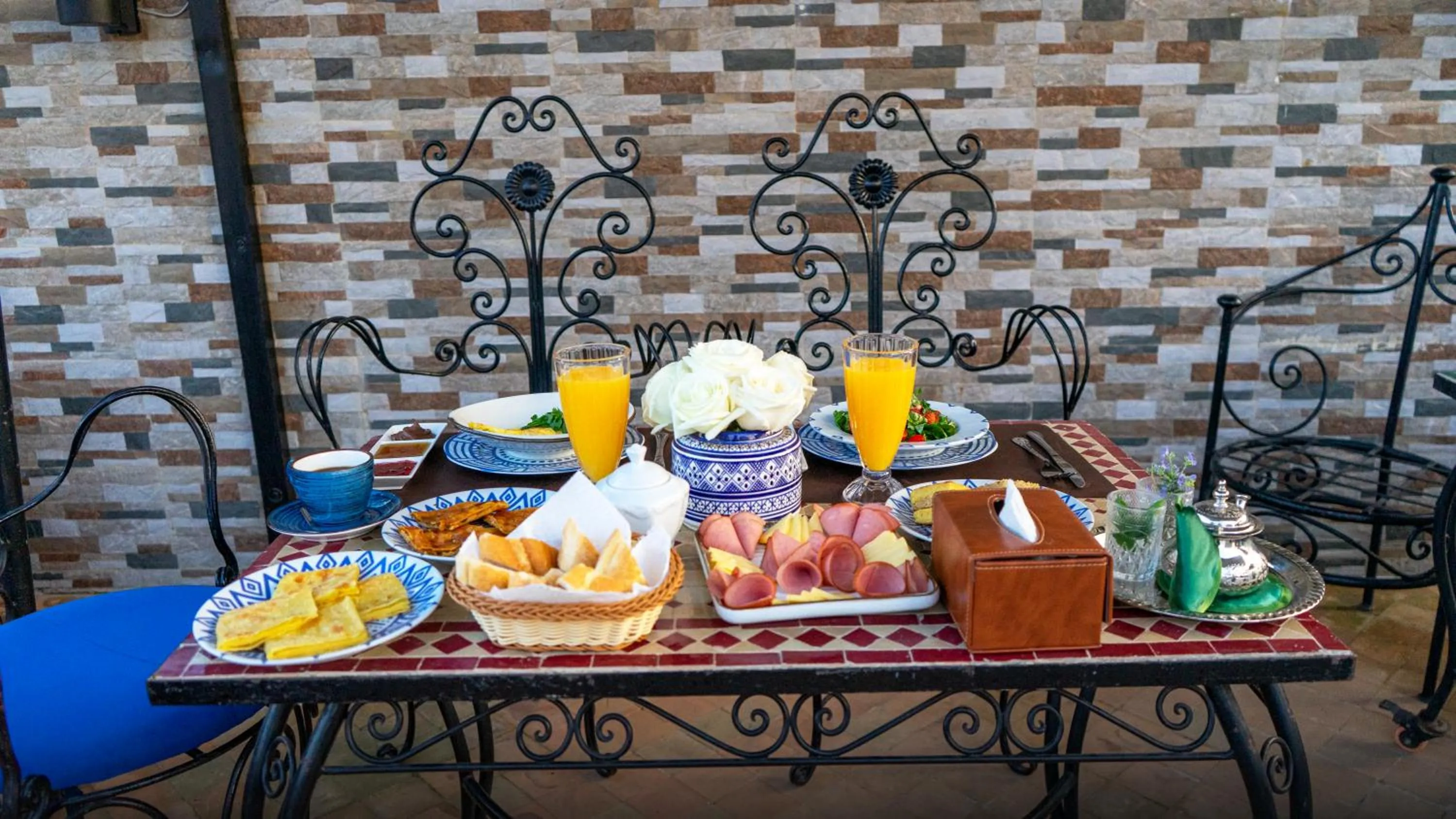 Food and drinks in Riad Dar El Ouedghiri