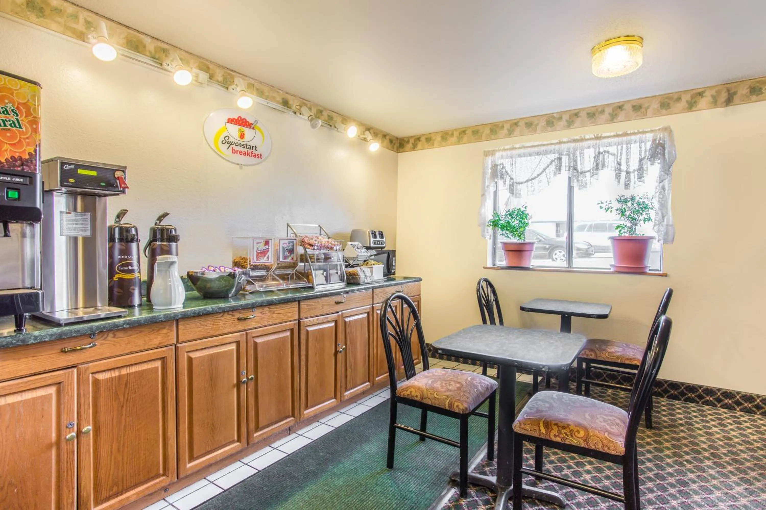 Coffee/tea facilities in Super 8 by Wyndham Richmond/Broad Street