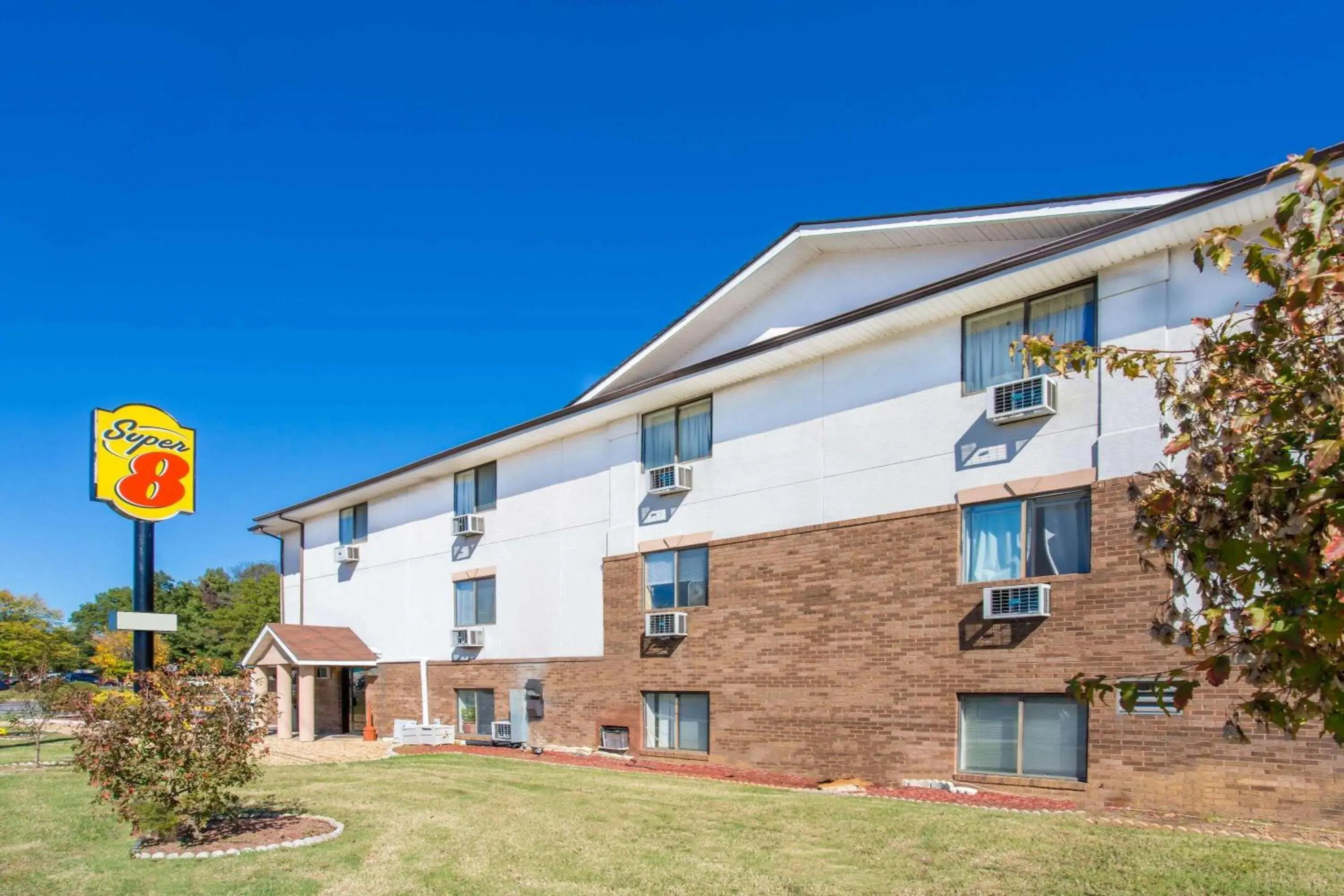 Property building in Super 8 by Wyndham Richmond/Broad Street Property building in Super 8 by Wyndham Richmond/Broad Street