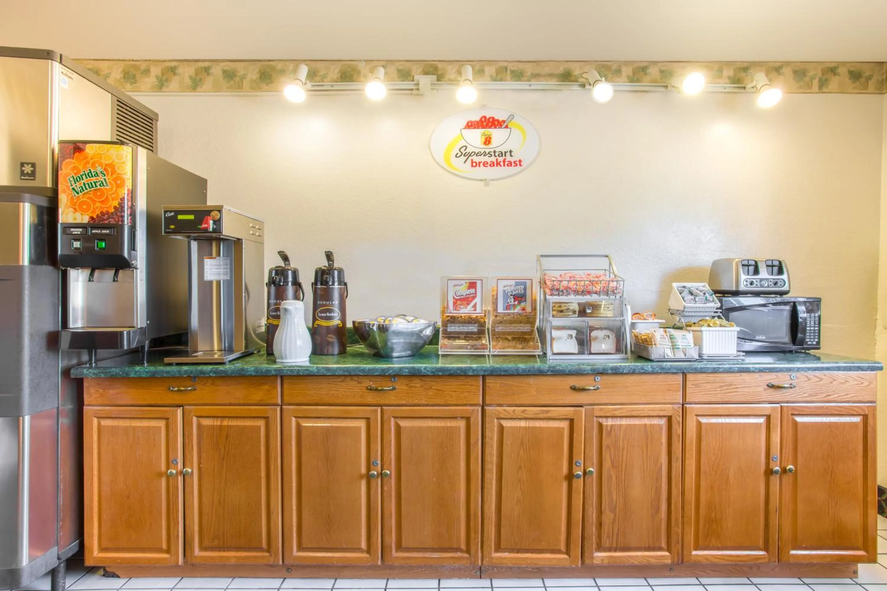 Coffee/tea facilities in Super 8 by Wyndham Richmond/Broad Street