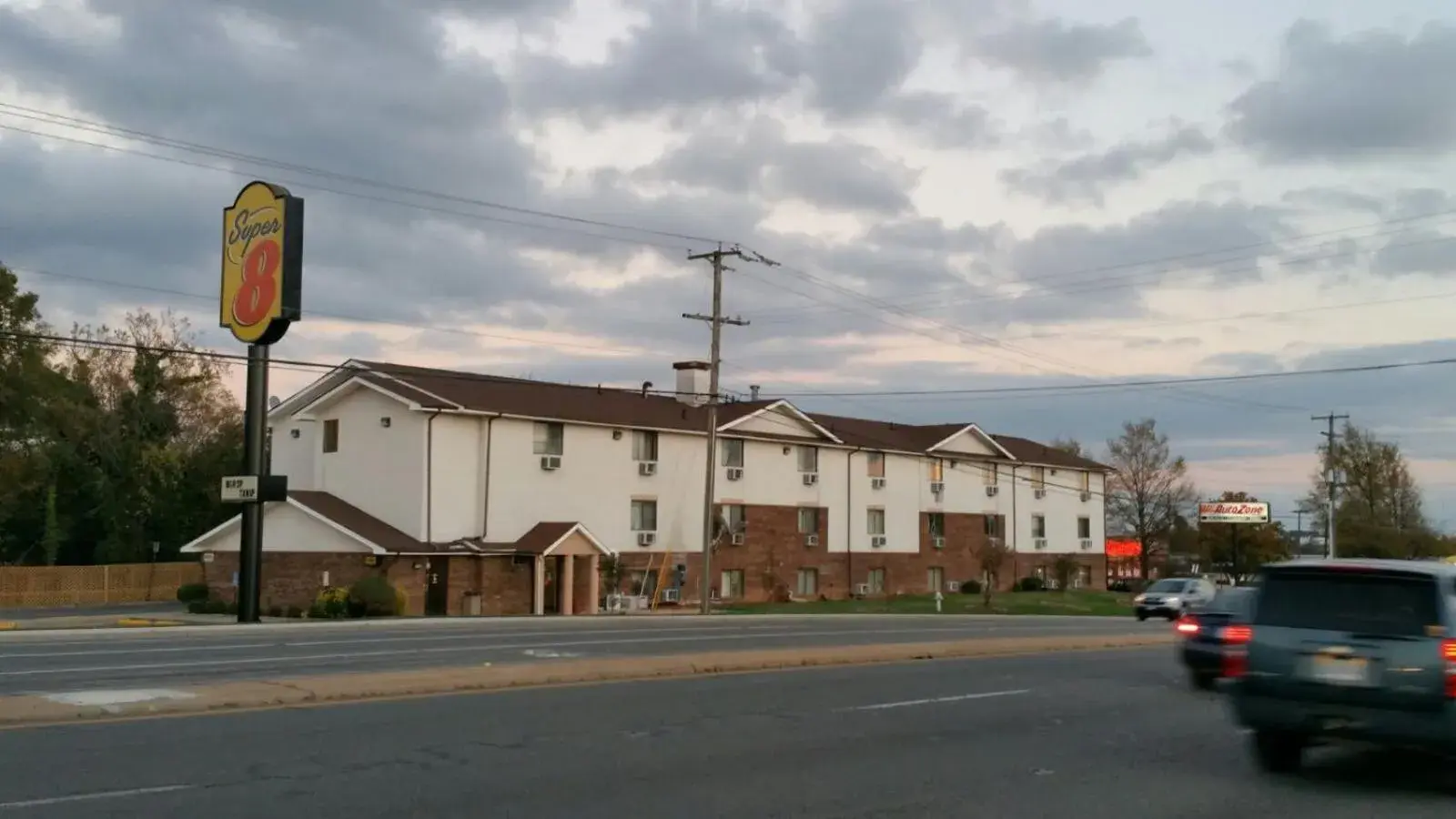 Property building in Super 8 by Wyndham Richmond/Broad Street Property building in Super 8 by Wyndham Richmond/Broad Street