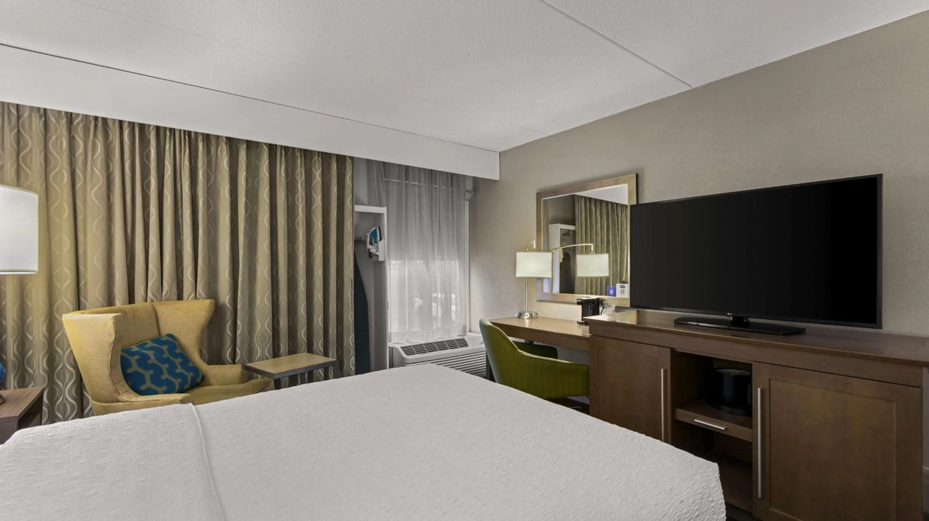 Bedroom, Bed in Hampton Inn Bloomington