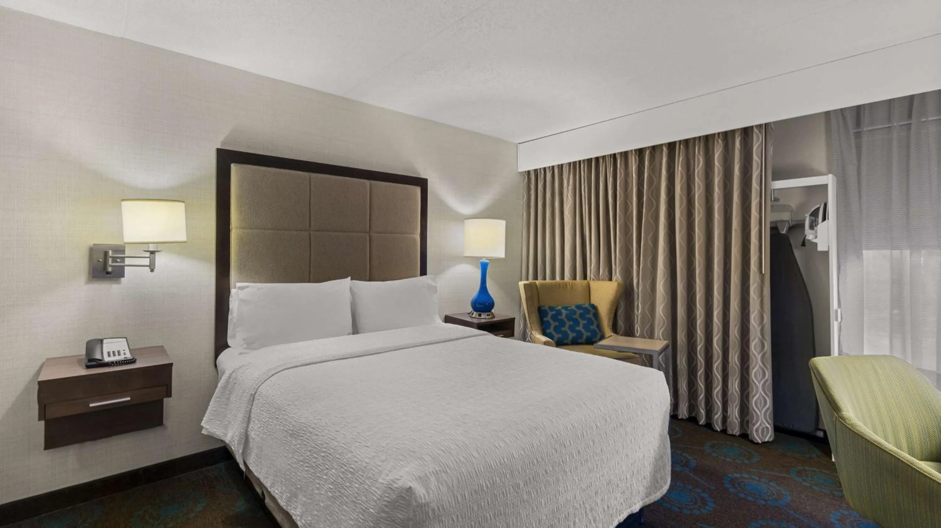 Bed in Hampton Inn Bloomington