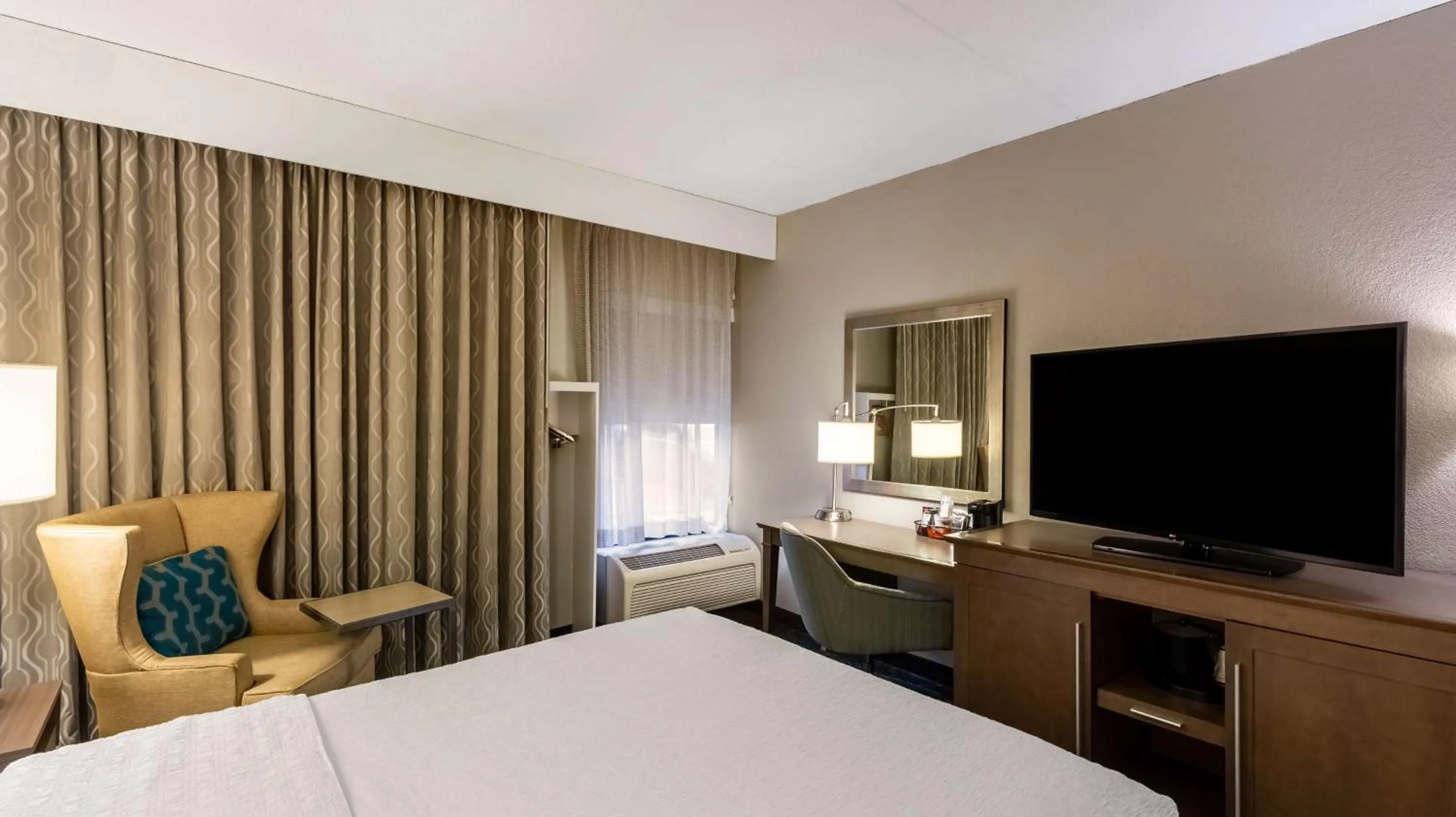 Photo of the whole room, Bed in Hampton Inn Bloomington