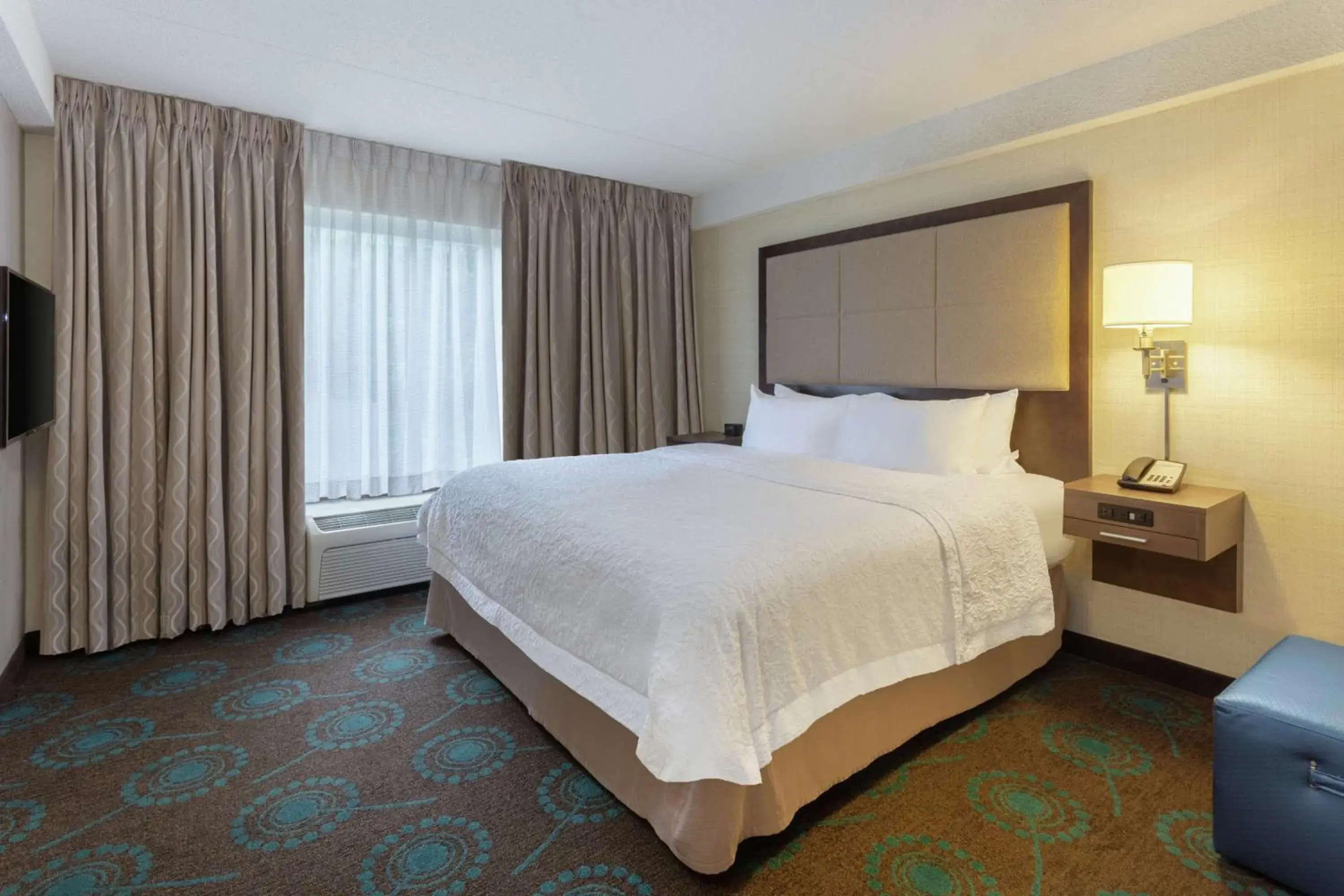 Bed in Hampton Inn Bloomington Bed in Hampton Inn Bloomington