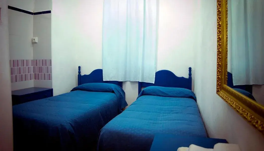 Twin Room with Private Bathroom in Pensión Santa María la Blanca Twin Room with Private Bathroom in Pensión Santa María la Blanca