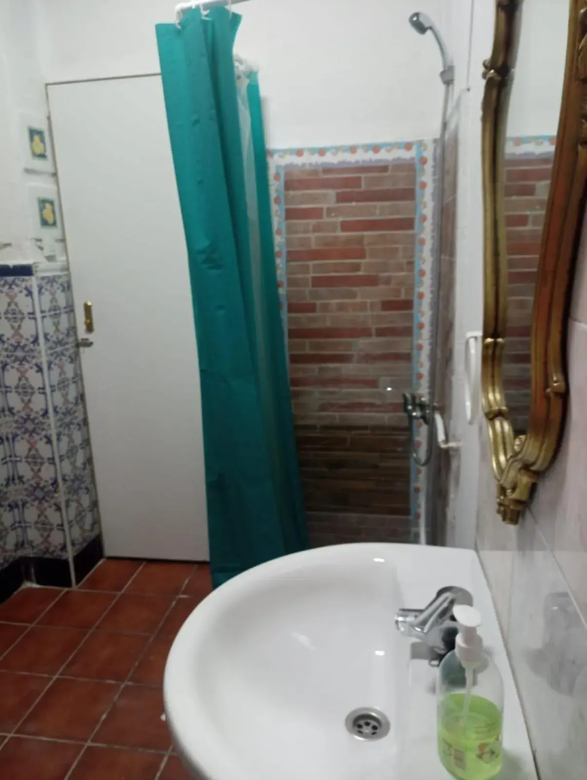 Twin Room with Shared Bathroom in Pensión Santa María la Blanca Twin Room with Shared Bathroom in Pensión Santa María la Blanca