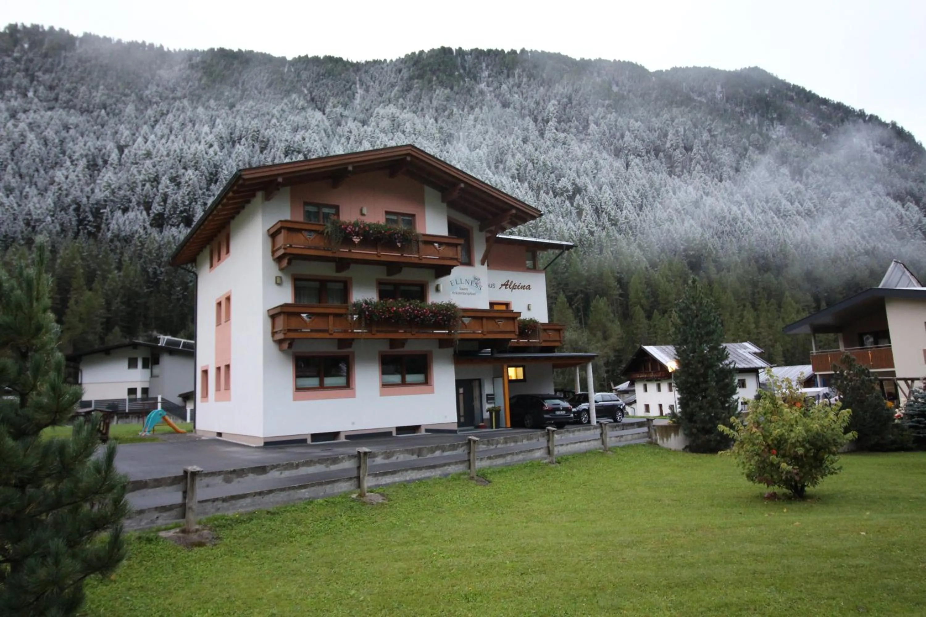 Property building in Haus Alpina & Landhaus Schöpf