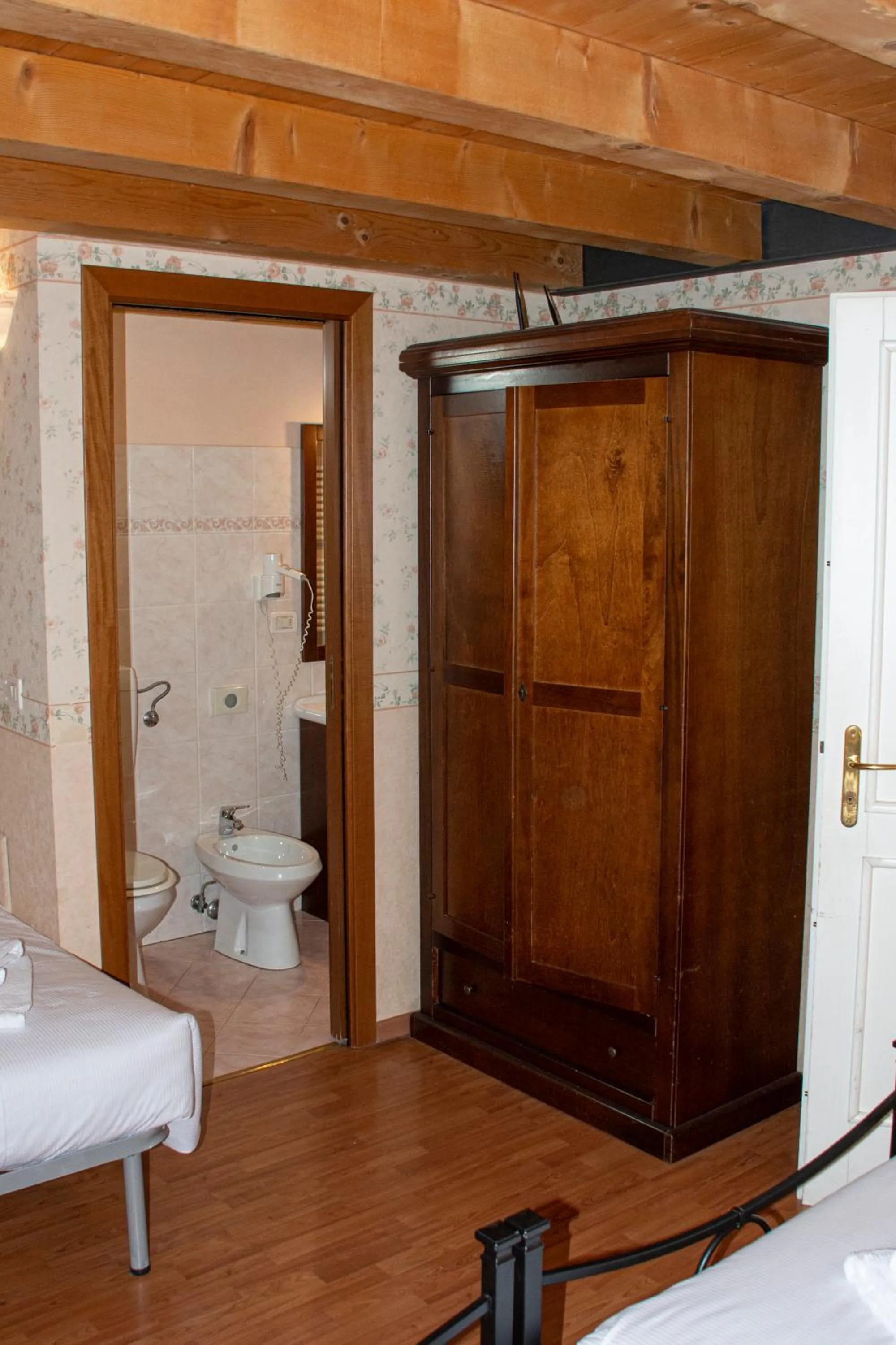 wardrobe in Hotel Capitelli