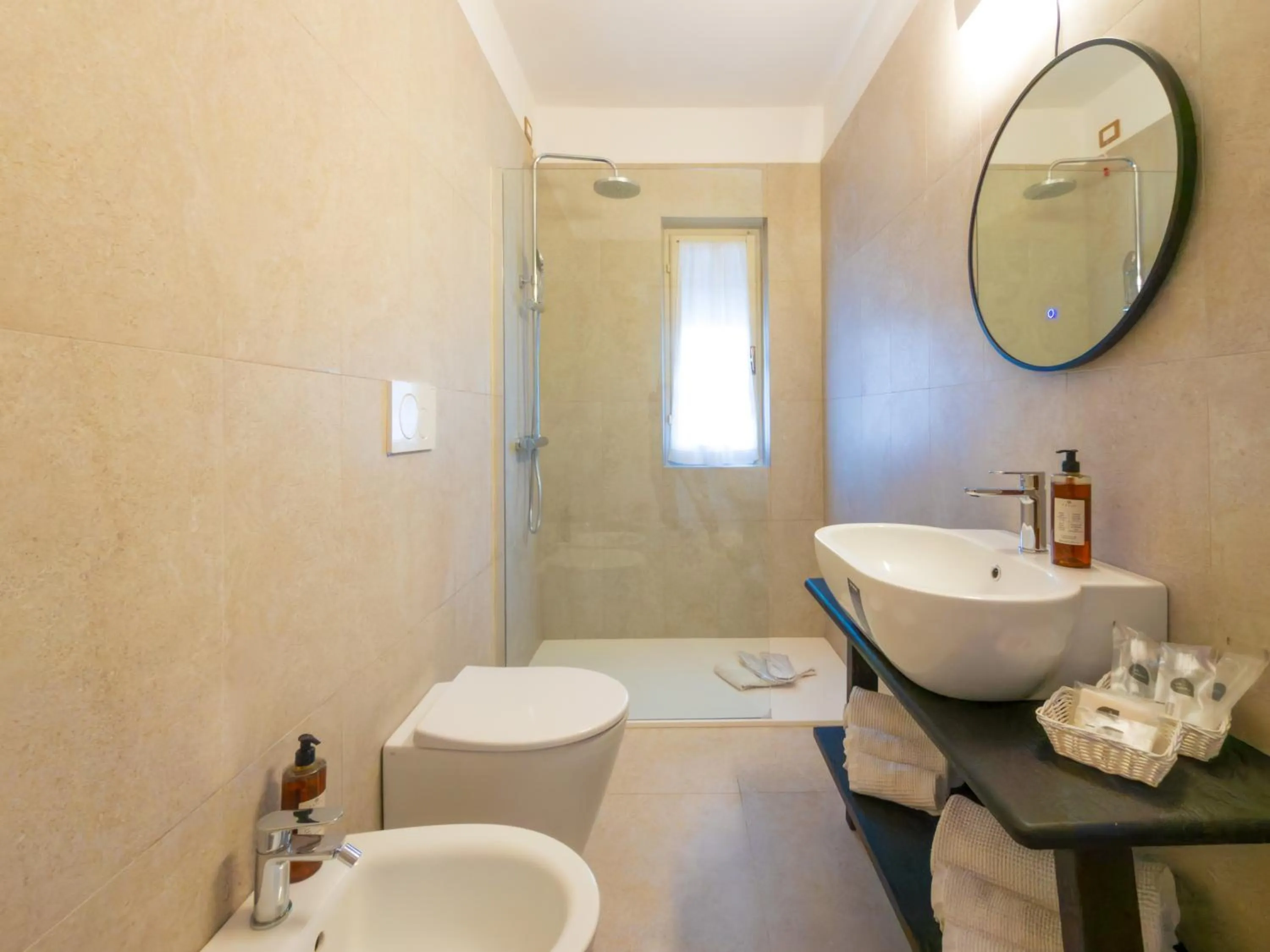 Shower in Hotel Giardino La Playa