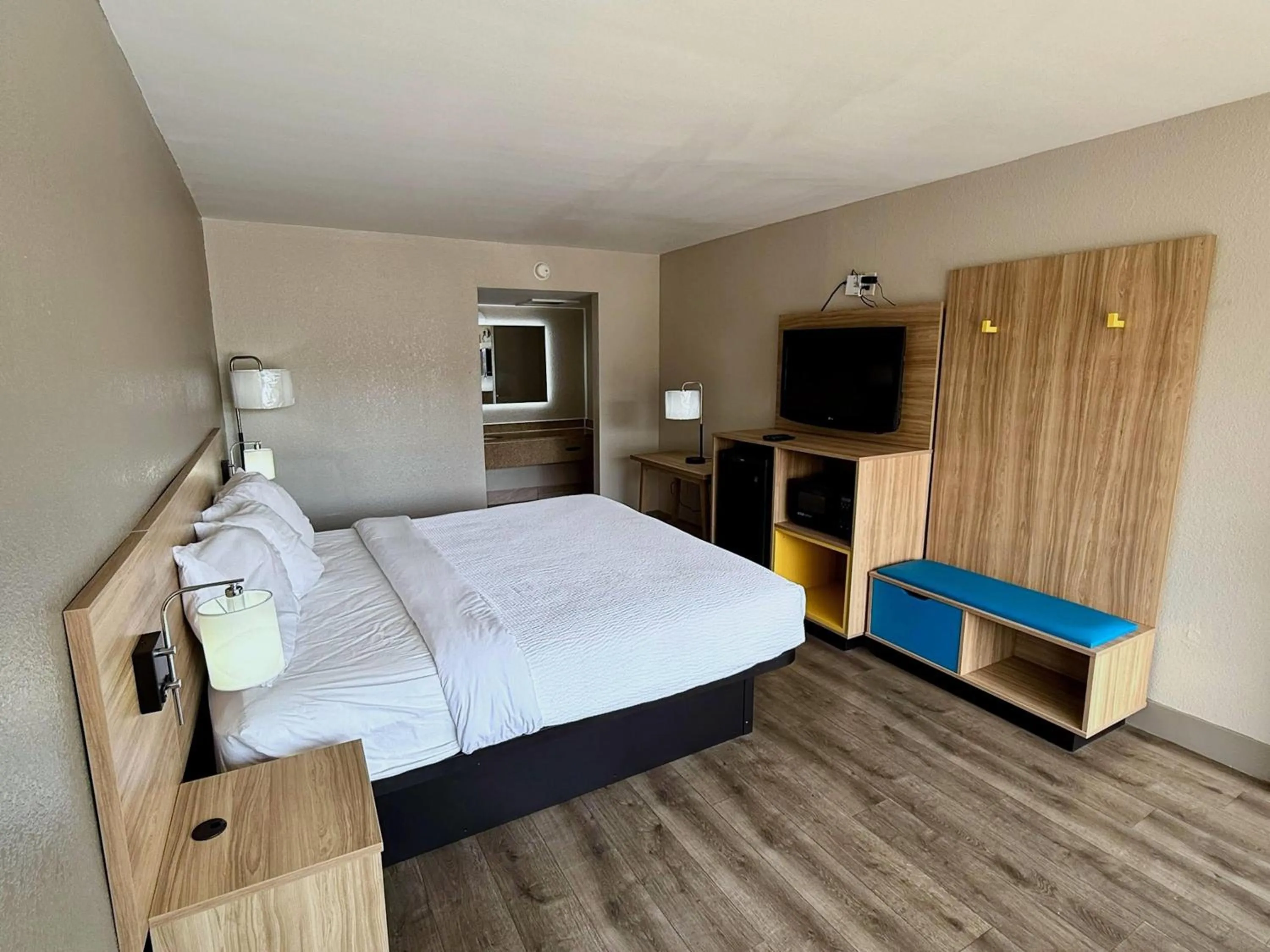 Photo of the whole room, Bed in Days Inn by Wyndham Ruther Glen Kings Dominion Area