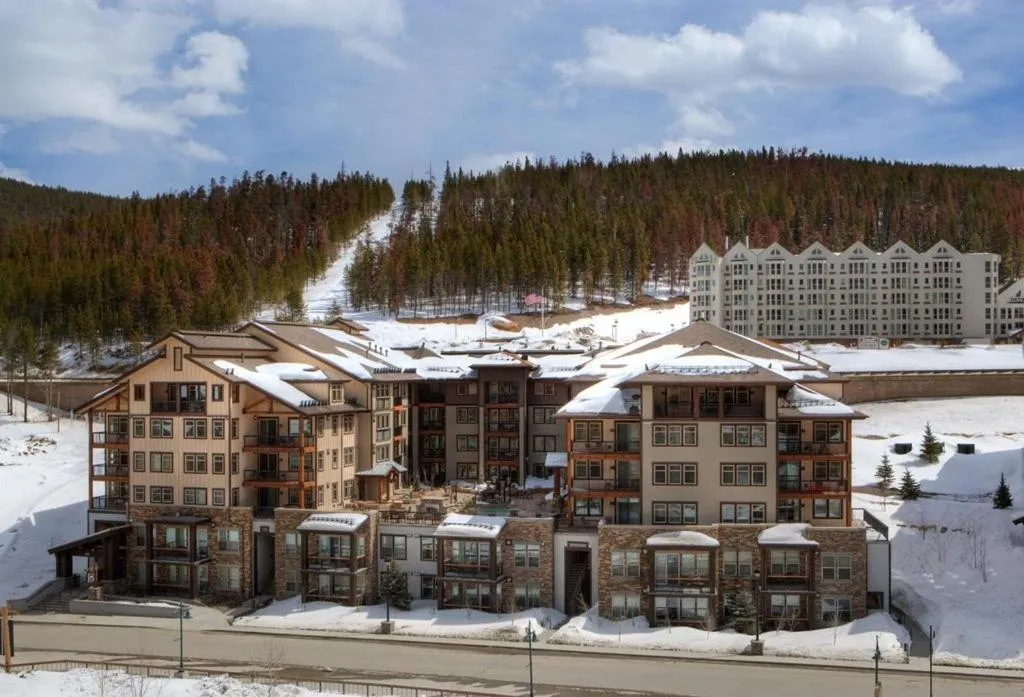 Facade/entrance in Fraser Crossing and Founders Pointe