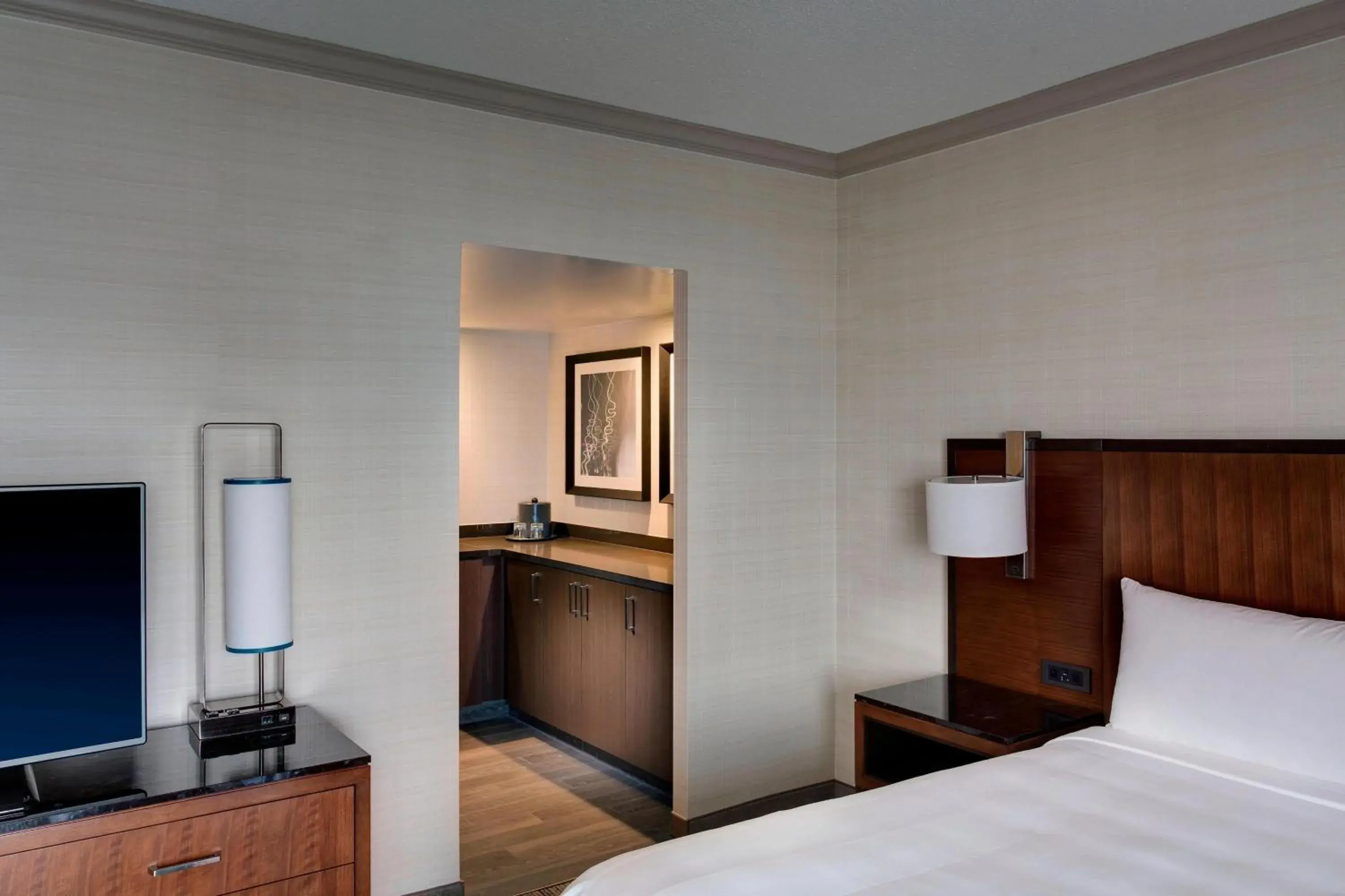Double Room with Tub - M Club Level/Mobility/Hearing Accessible in Houston Airport Marriott at George Bush Intercontinental Double Room with Tub - M Club Level/Mobility/Hearing Accessible in Houston Airport Marriott at George Bush Intercontinental