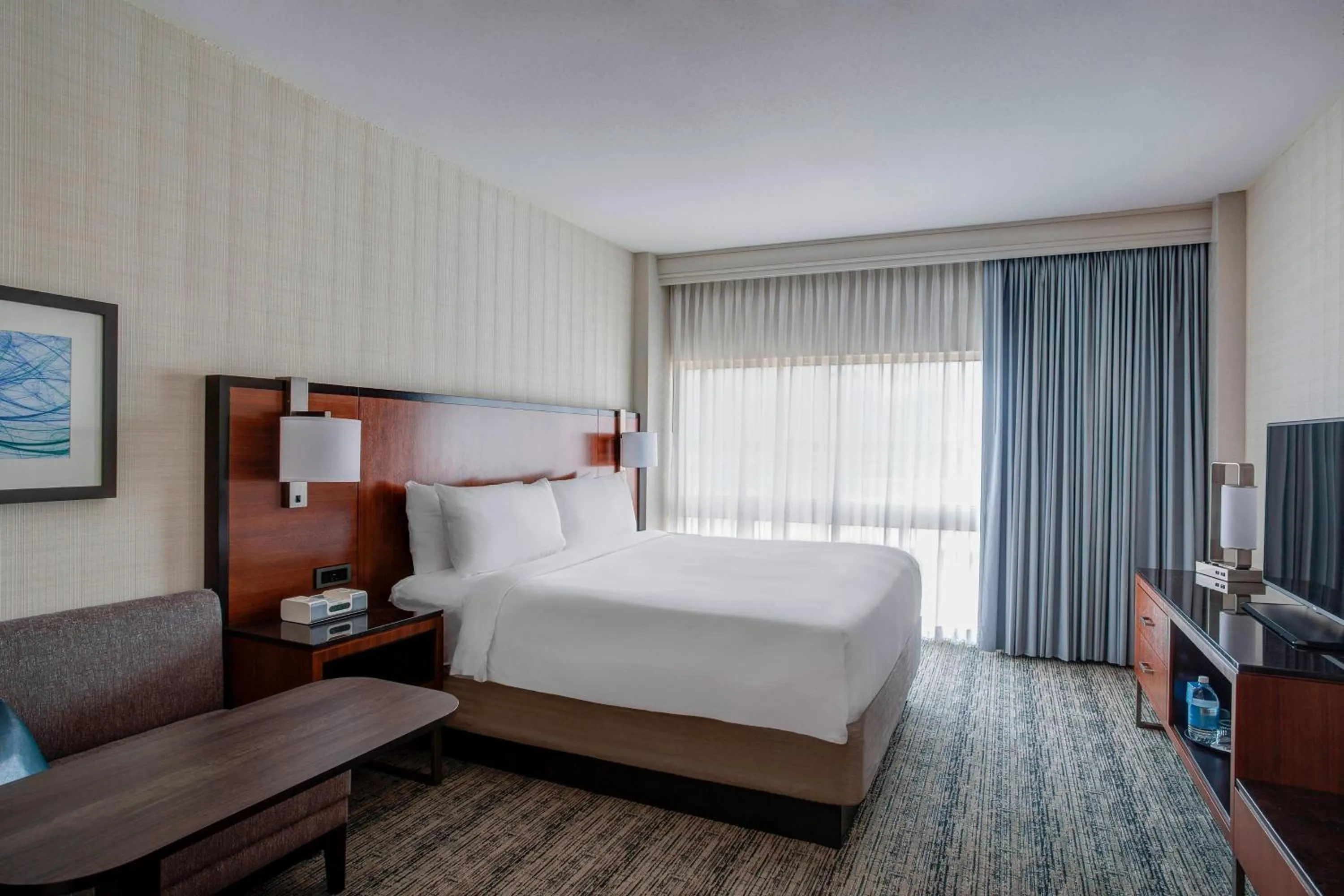 Photo of the whole room, Bed in Houston Airport Marriott at George Bush Intercontinental