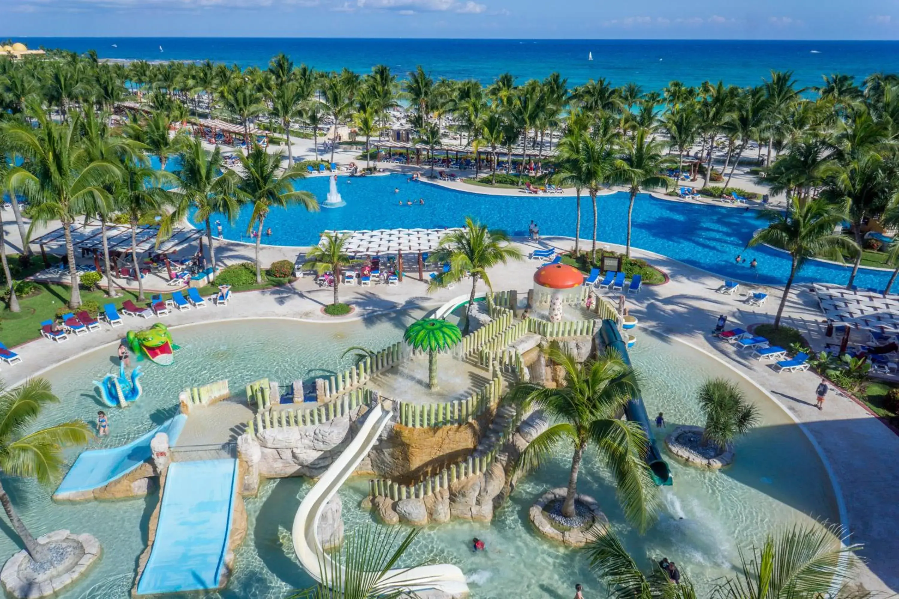 Swimming pool in Barceló Maya Colonial - All Inclusive Swimming pool in Barceló Maya Colonial - All Inclusive