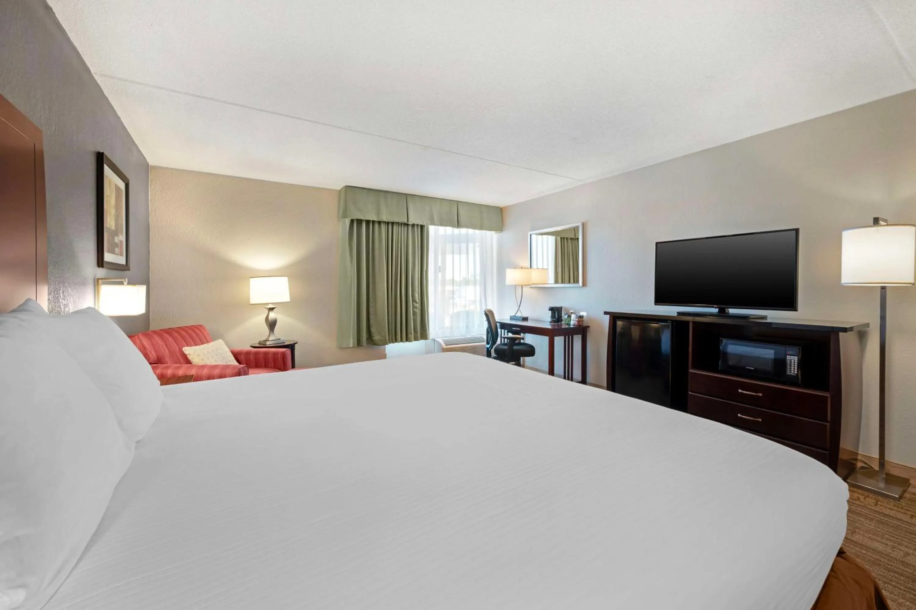 Bedroom in Best Western Ashbury Inn