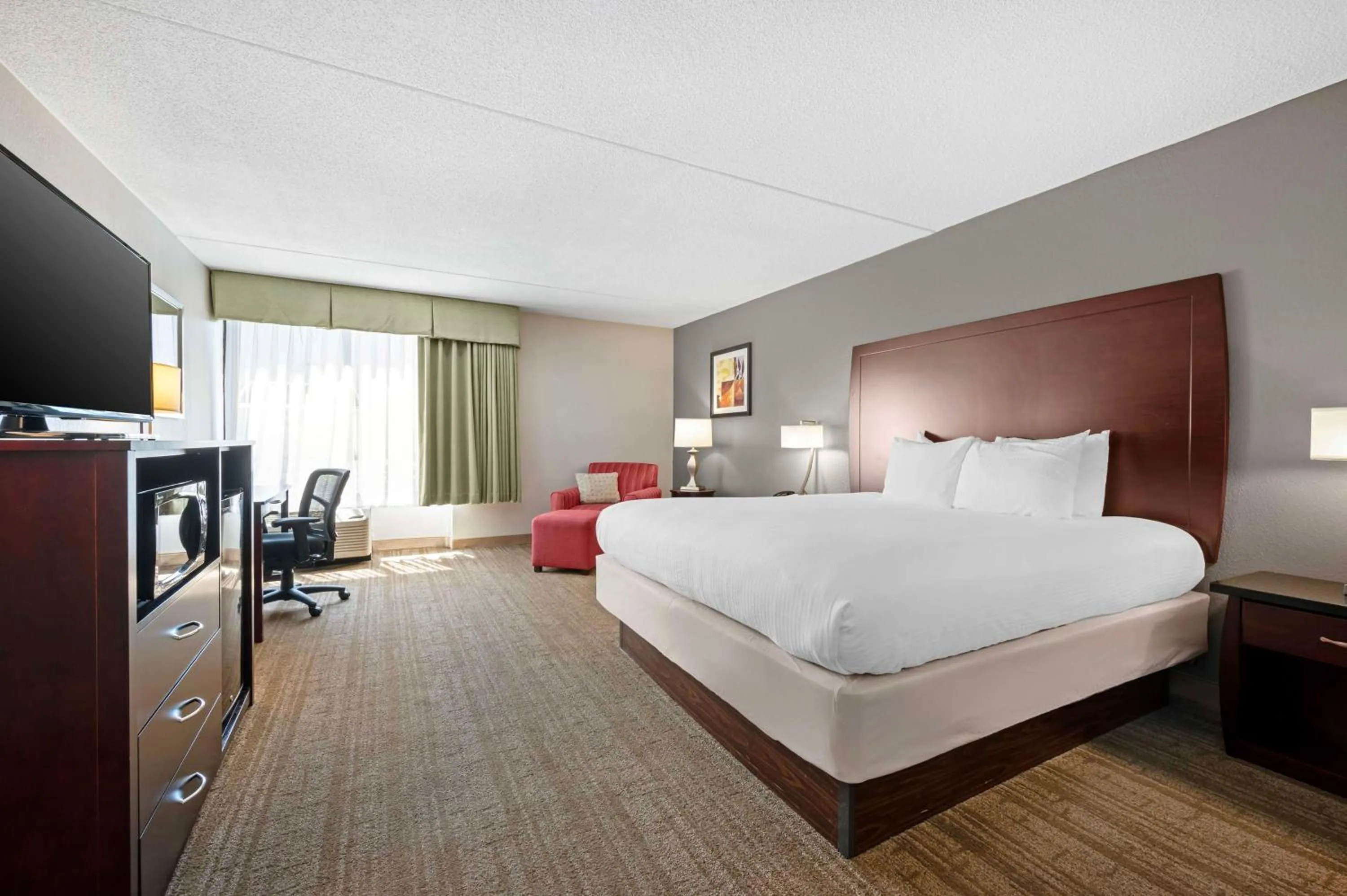 Bedroom in Best Western Ashbury Inn