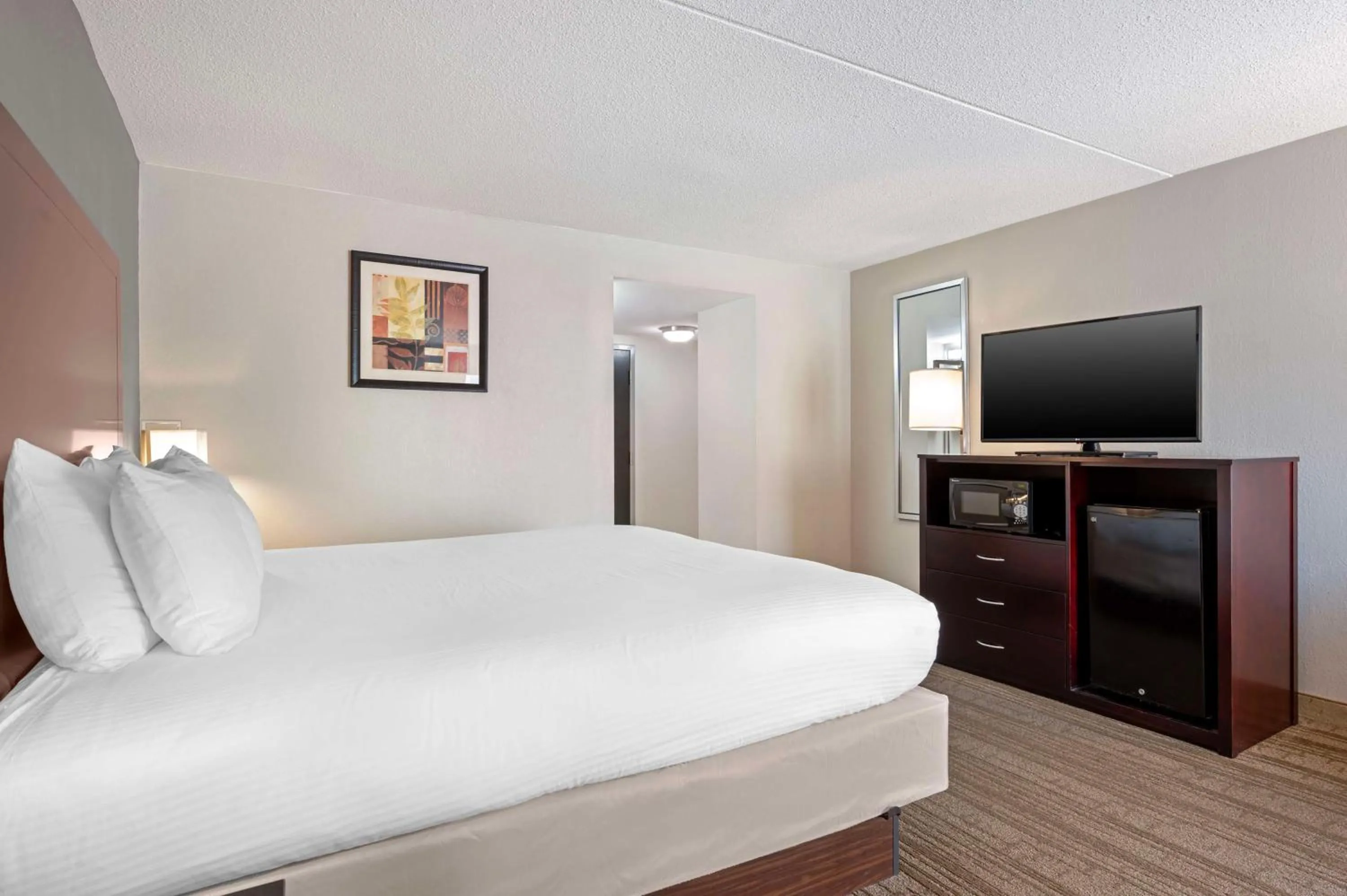 Bedroom in Best Western Ashbury Inn