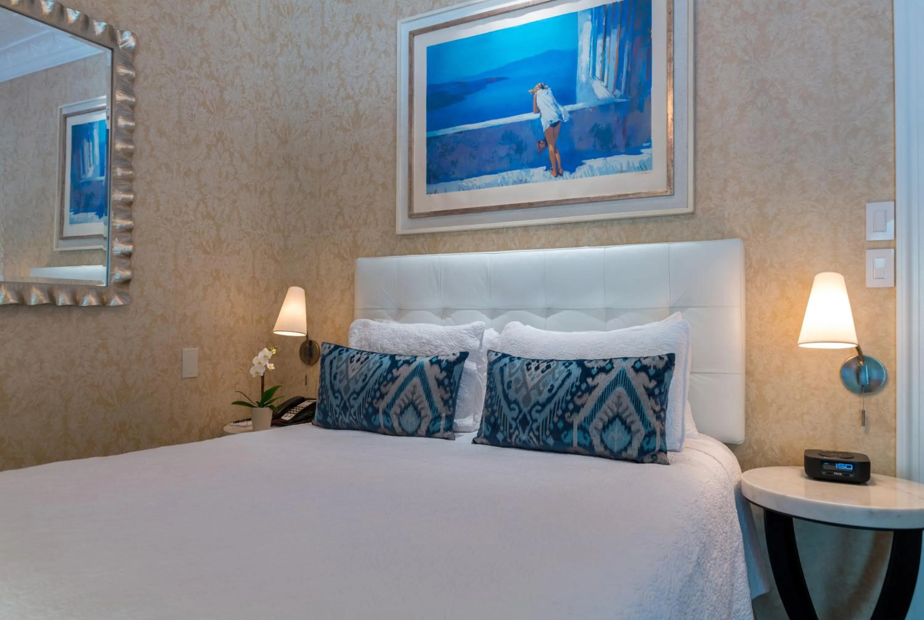 Bed in Chateau Inn and Suites