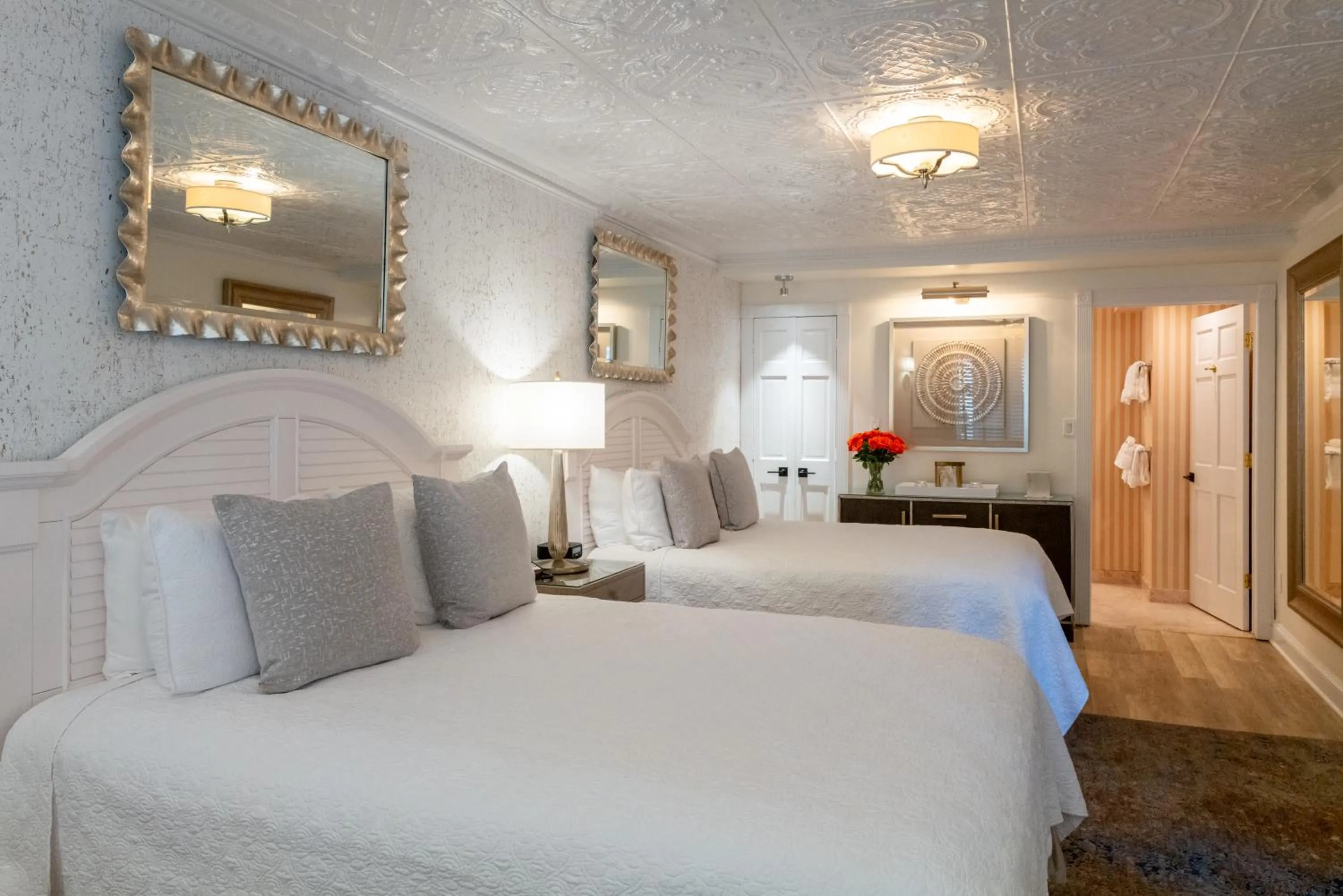 Bed in Chateau Inn and Suites