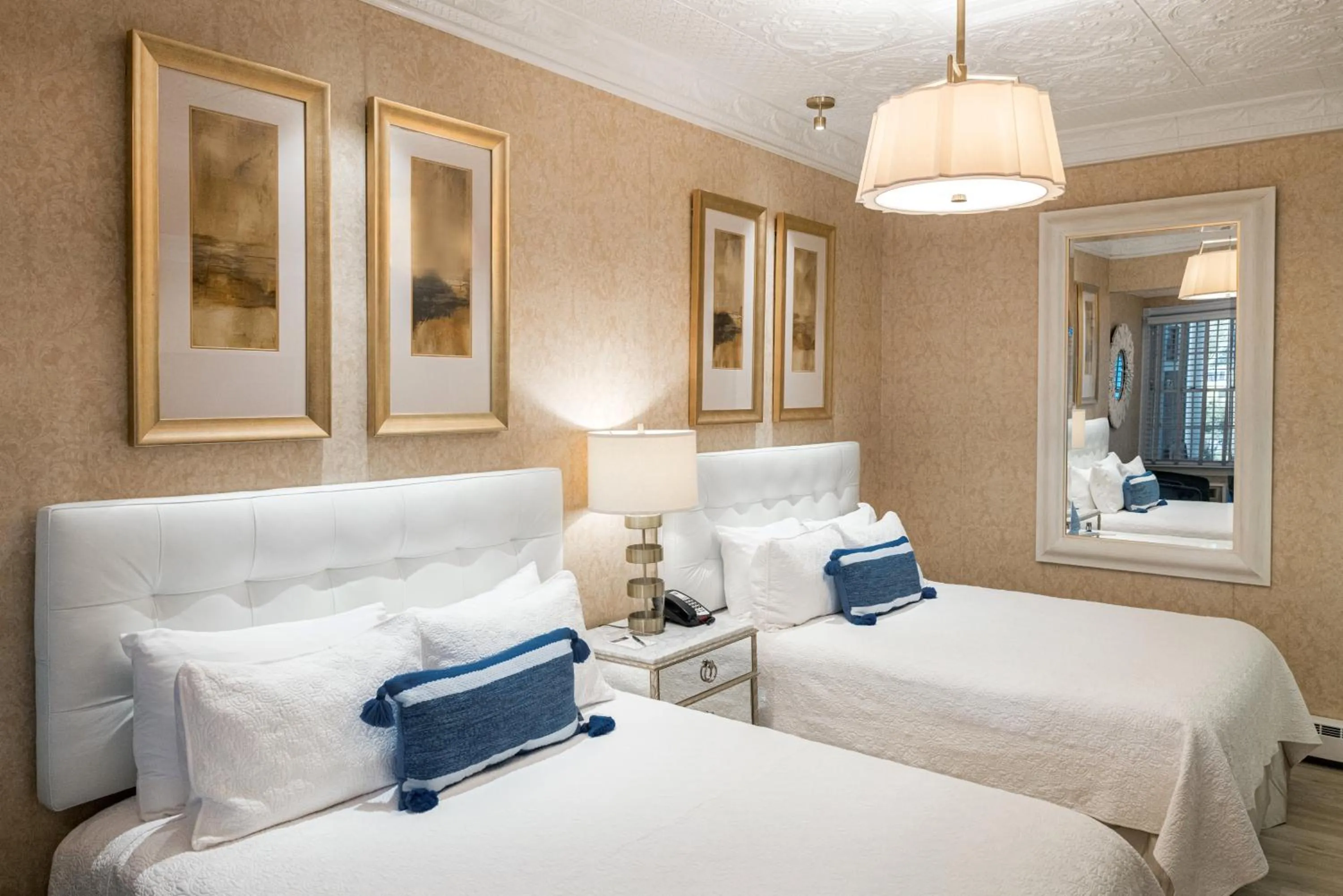 Bed in Chateau Inn and Suites