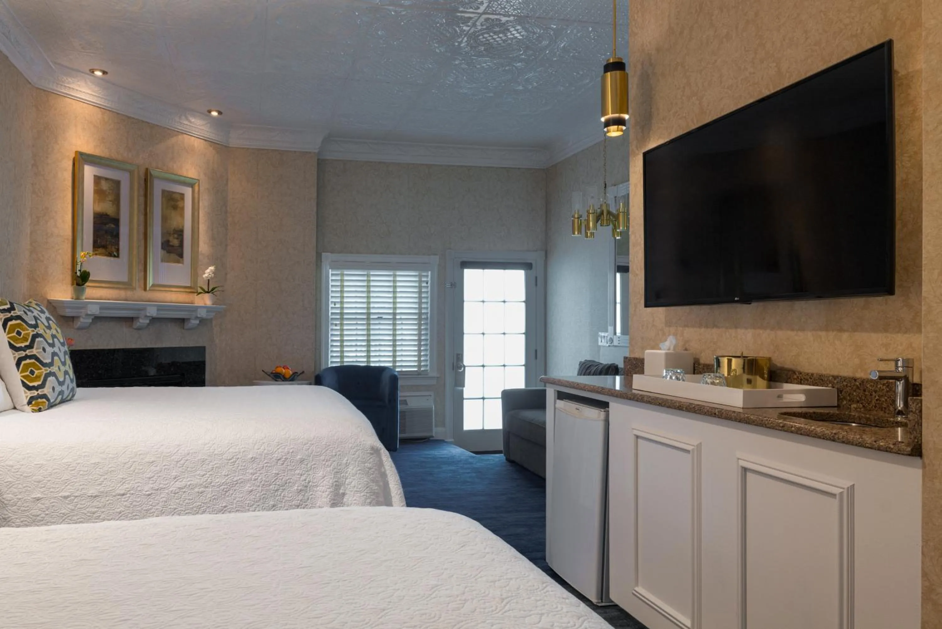 Bed in Chateau Inn and Suites
