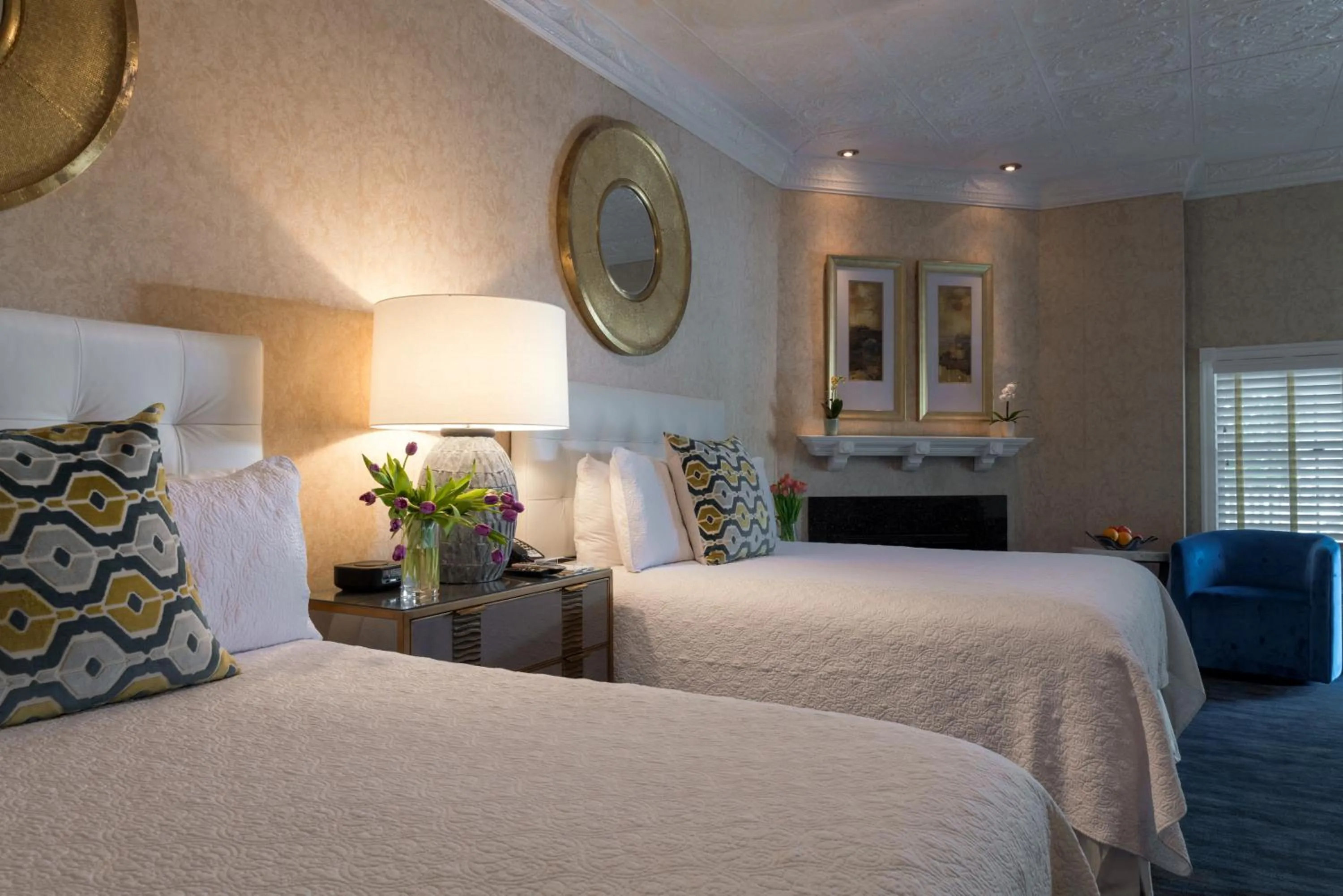 Bed in Chateau Inn and Suites