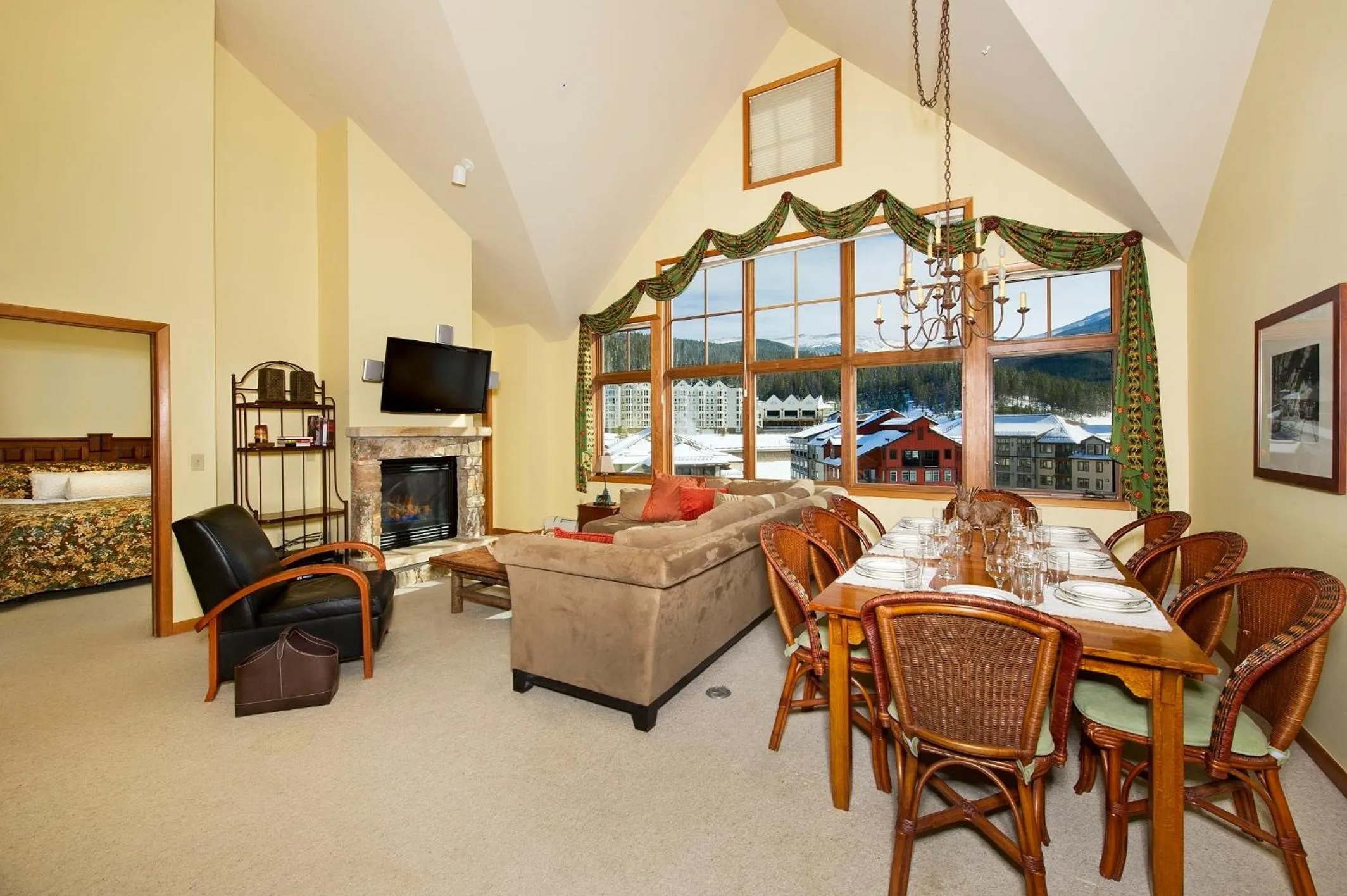 Communal lounge/ TV room in Zephyr Mountain Lodge