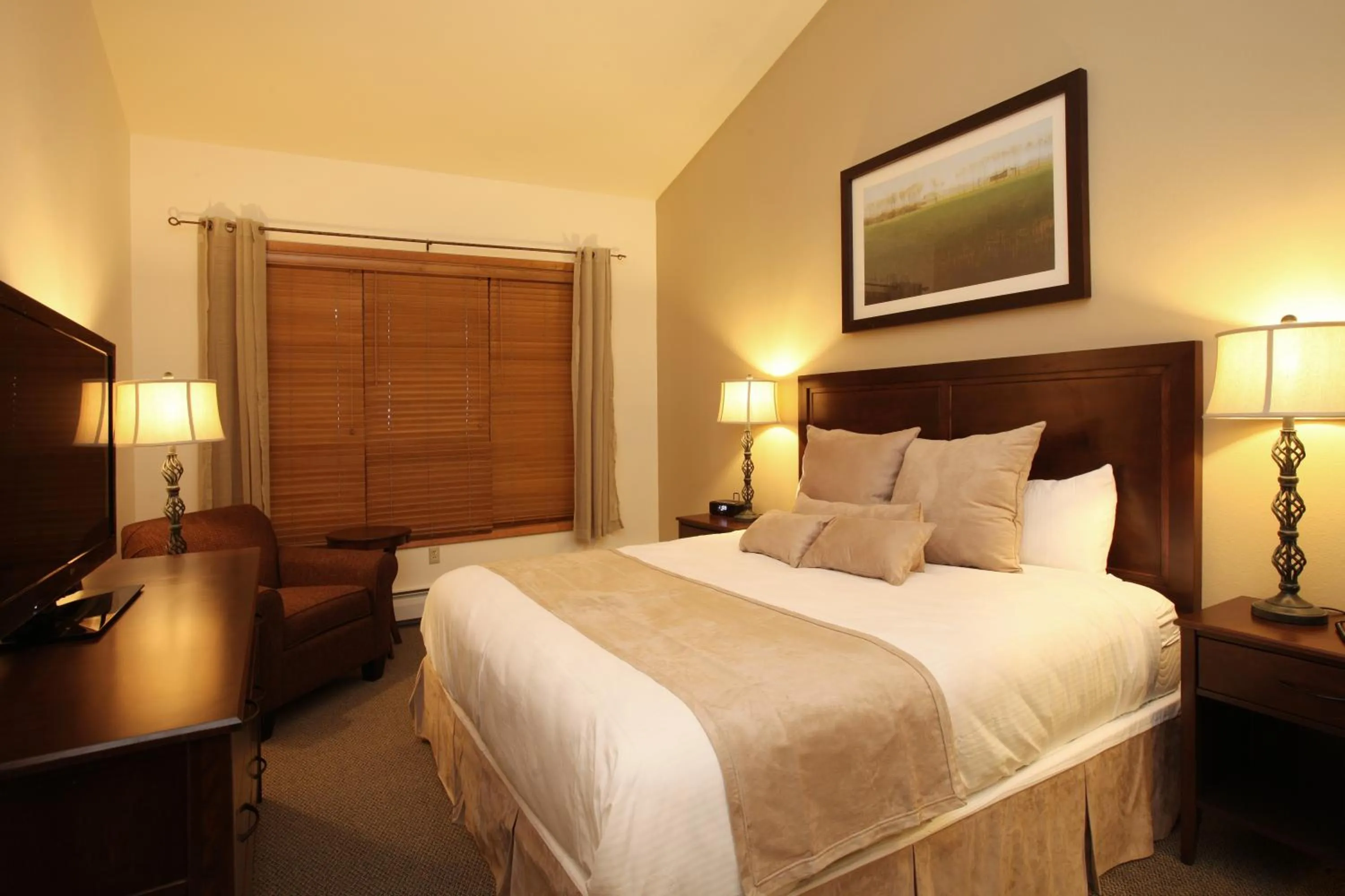 Photo of the whole room, Bed in Zephyr Mountain Lodge