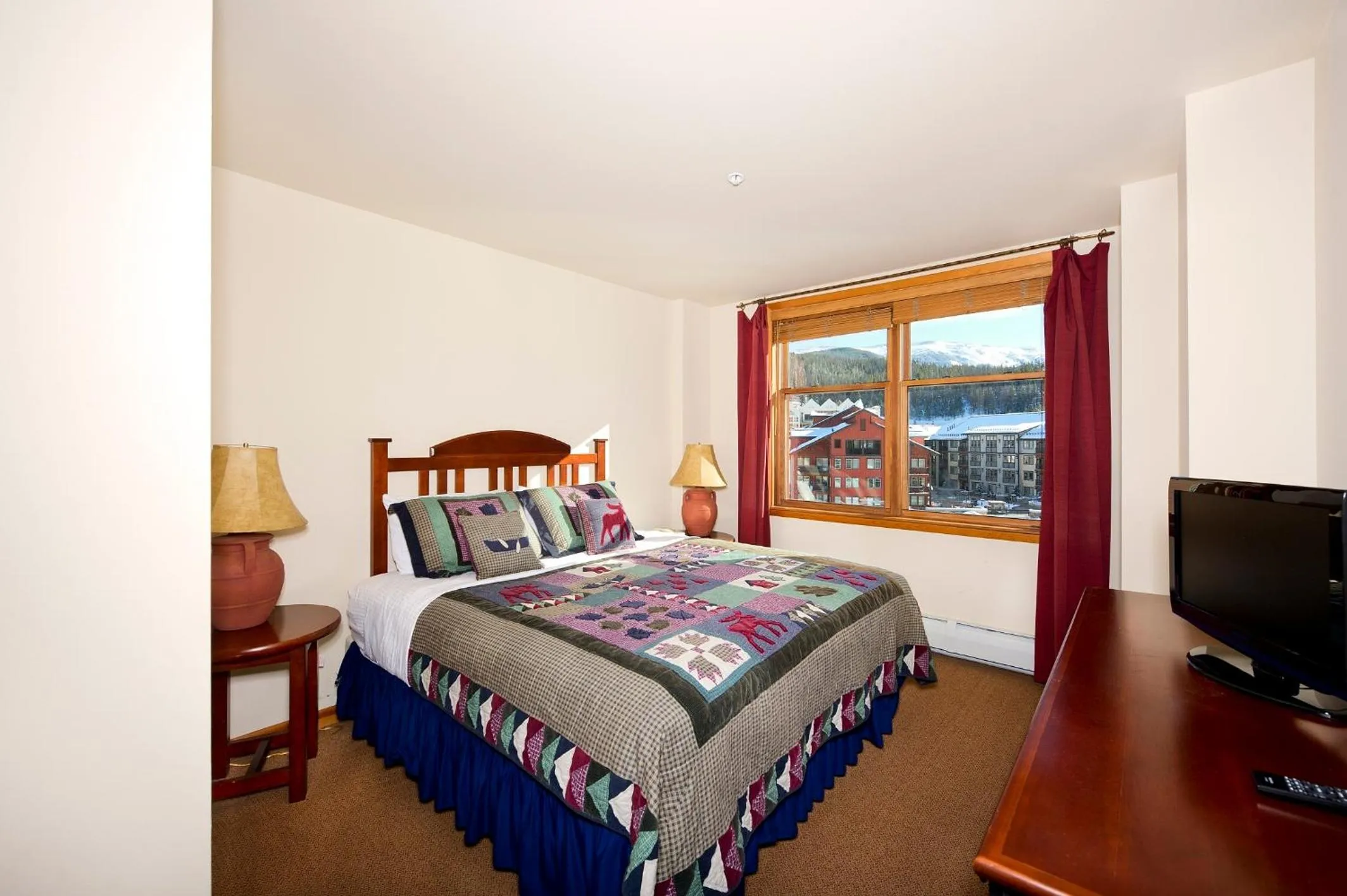 Photo of the whole room, Bed in Zephyr Mountain Lodge