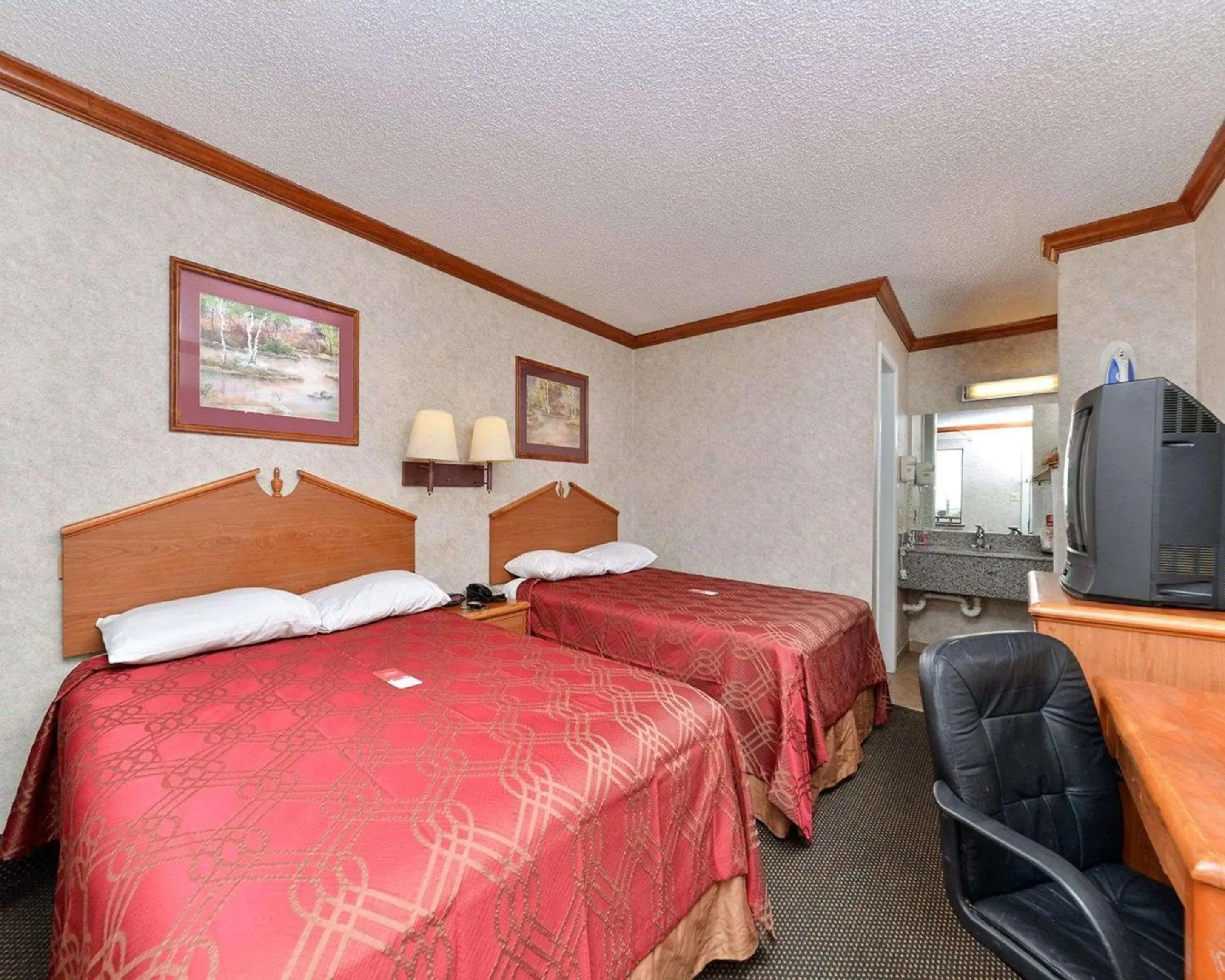 Photo of the whole room, Bed in Econo Lodge Photo of the whole room, Bed in Econo Lodge