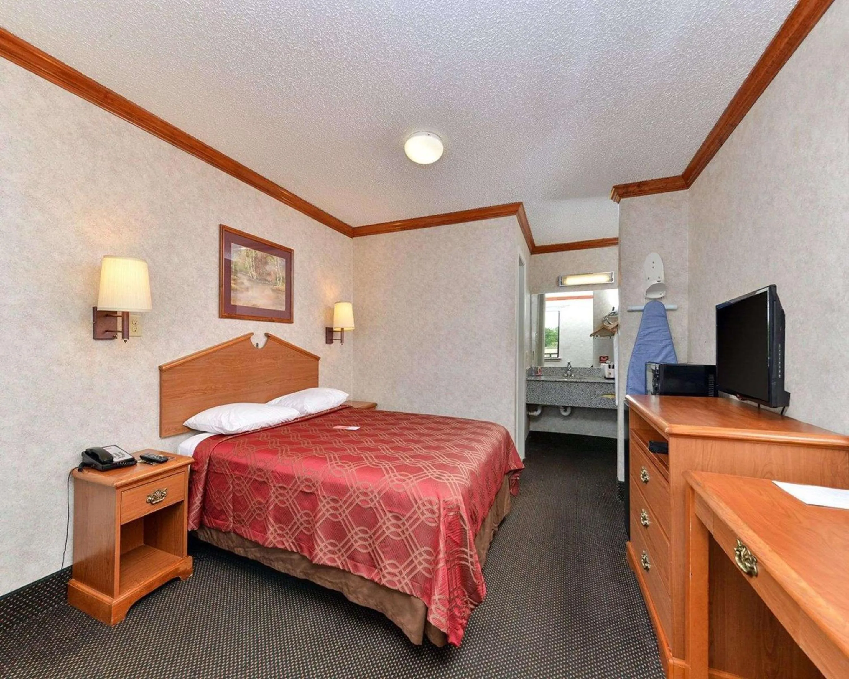Photo of the whole room, Bed in Econo Lodge