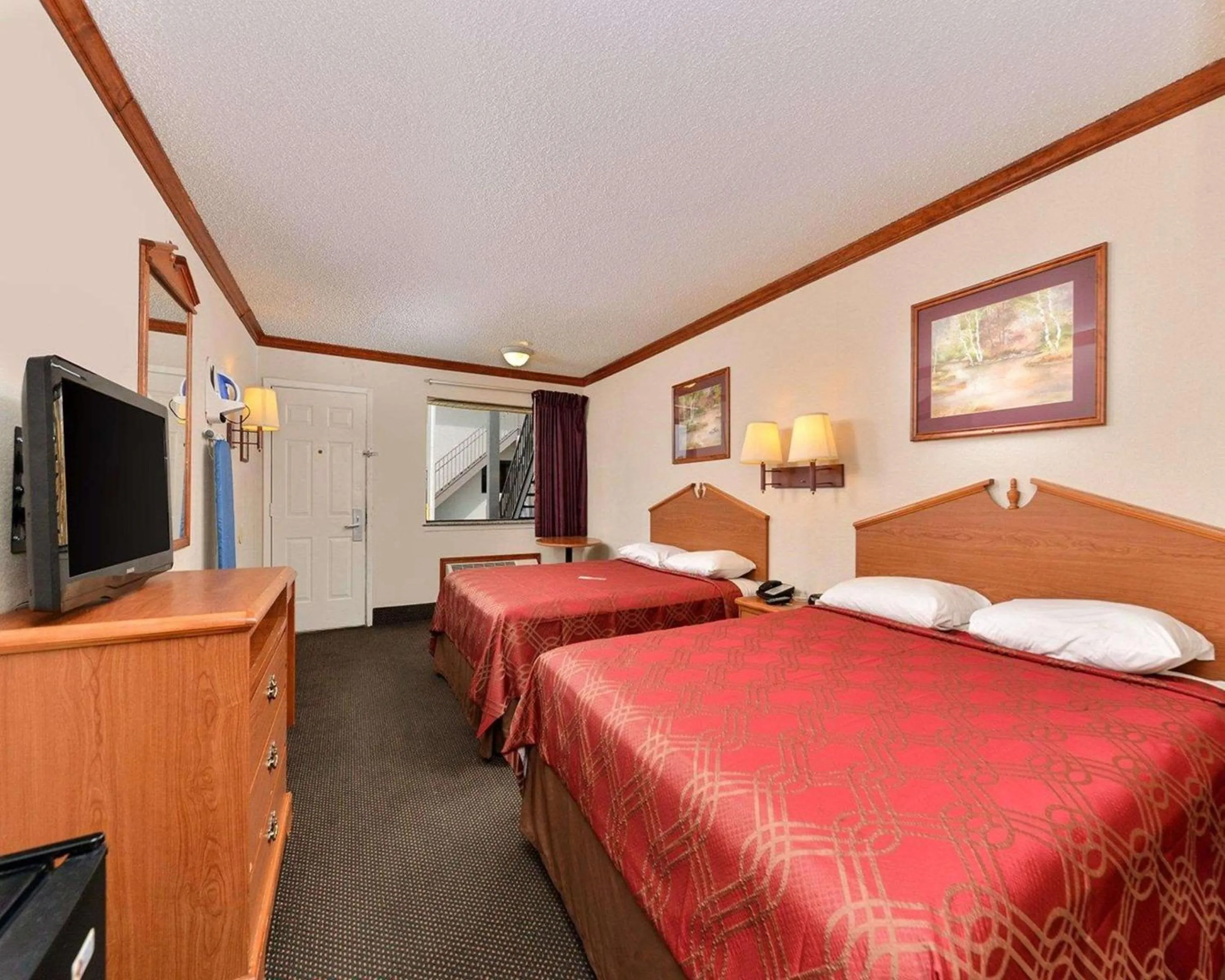 Photo of the whole room, Bed in Econo Lodge
