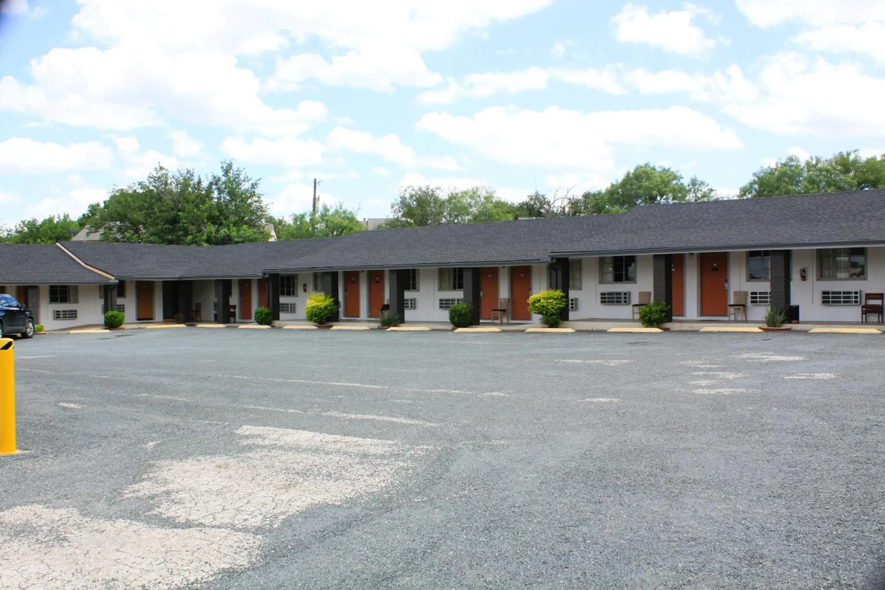 Property building in Sun Valley Motel Junction Property building in Sun Valley Motel Junction