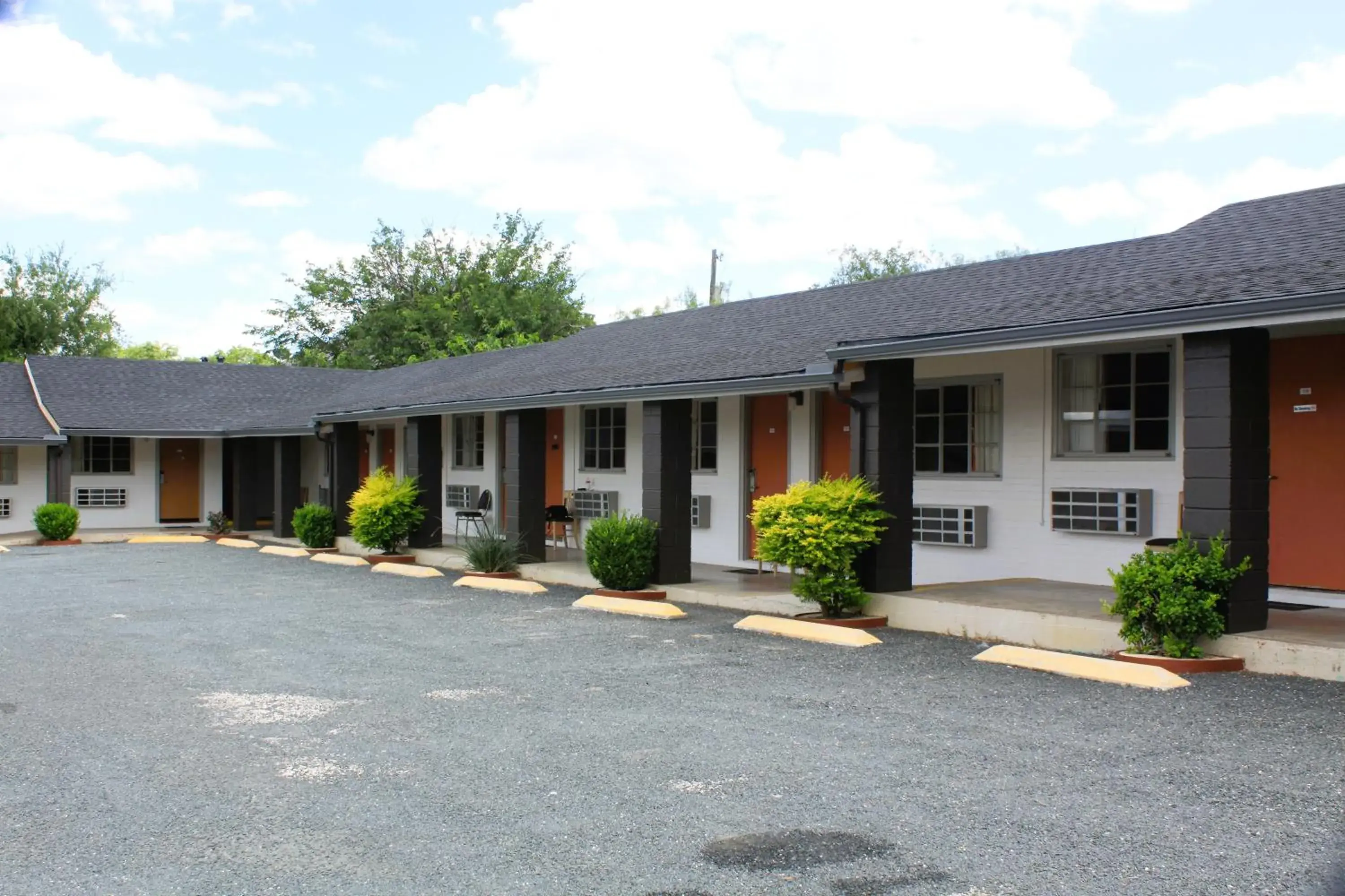 Property building in Sun Valley Motel Junction Property building in Sun Valley Motel Junction