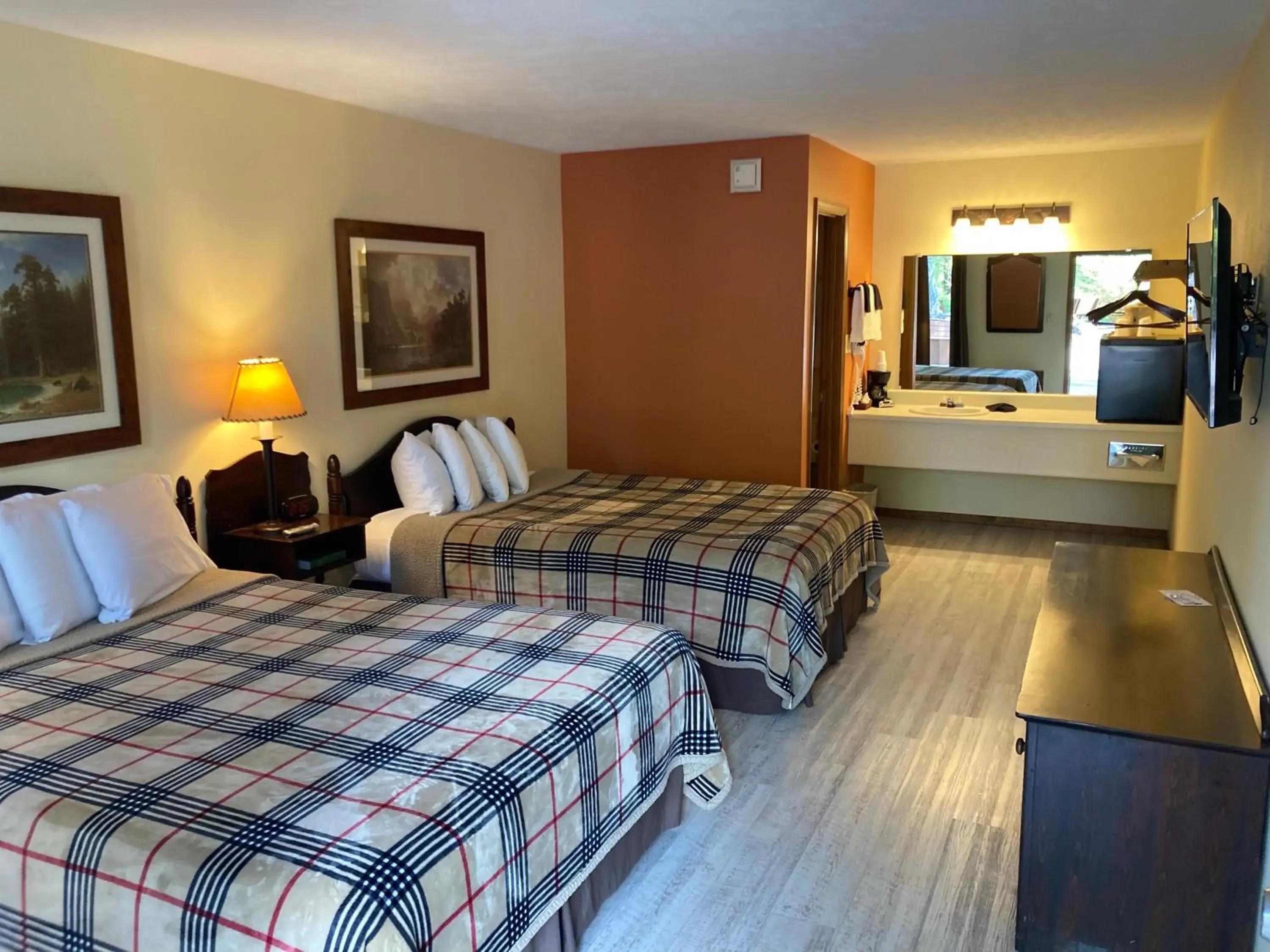 Queen Room with Two Queen Beds in Country Mountain Inn Queen Room with Two Queen Beds in Country Mountain Inn