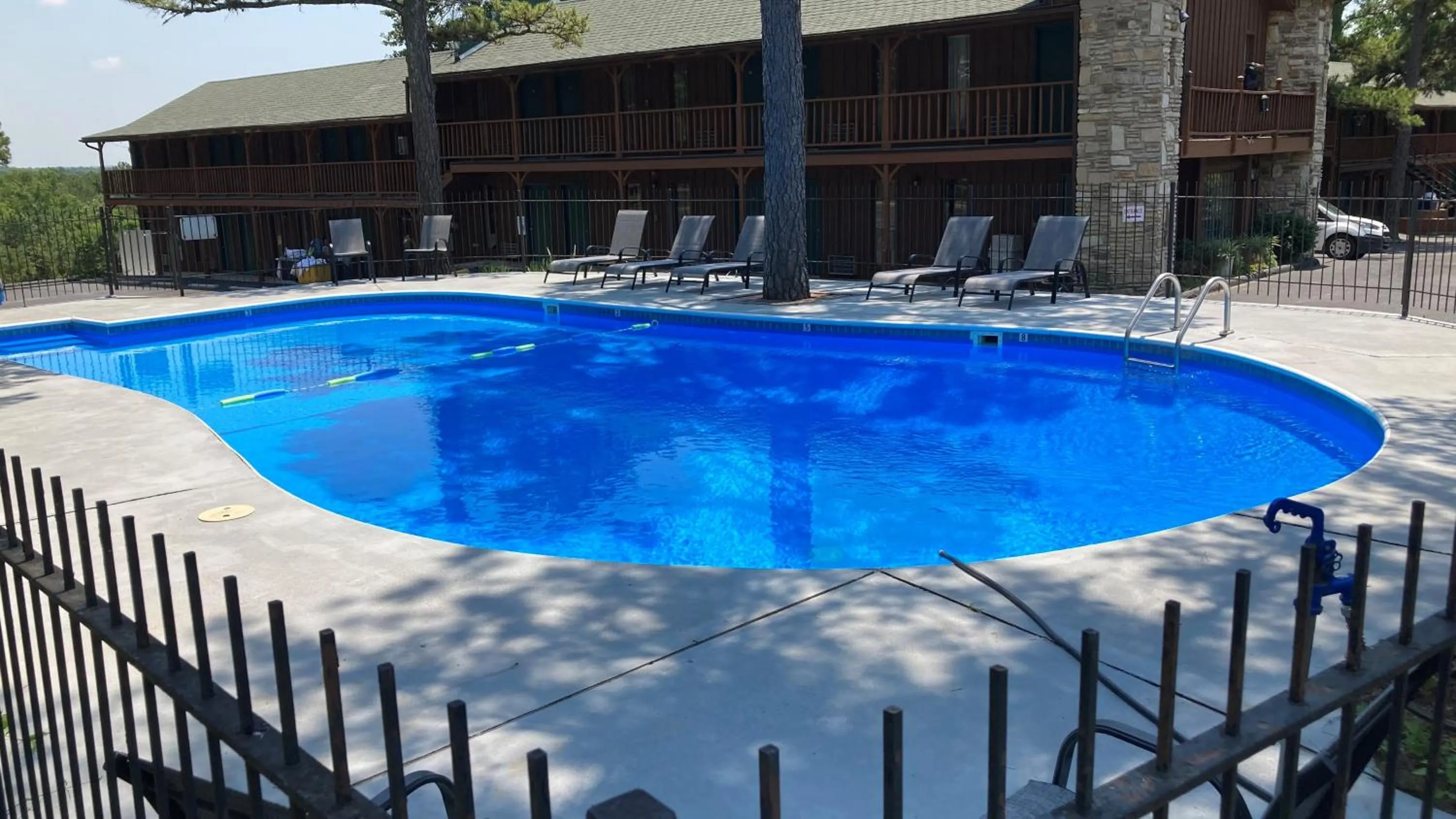 Swimming pool in Country Mountain Inn