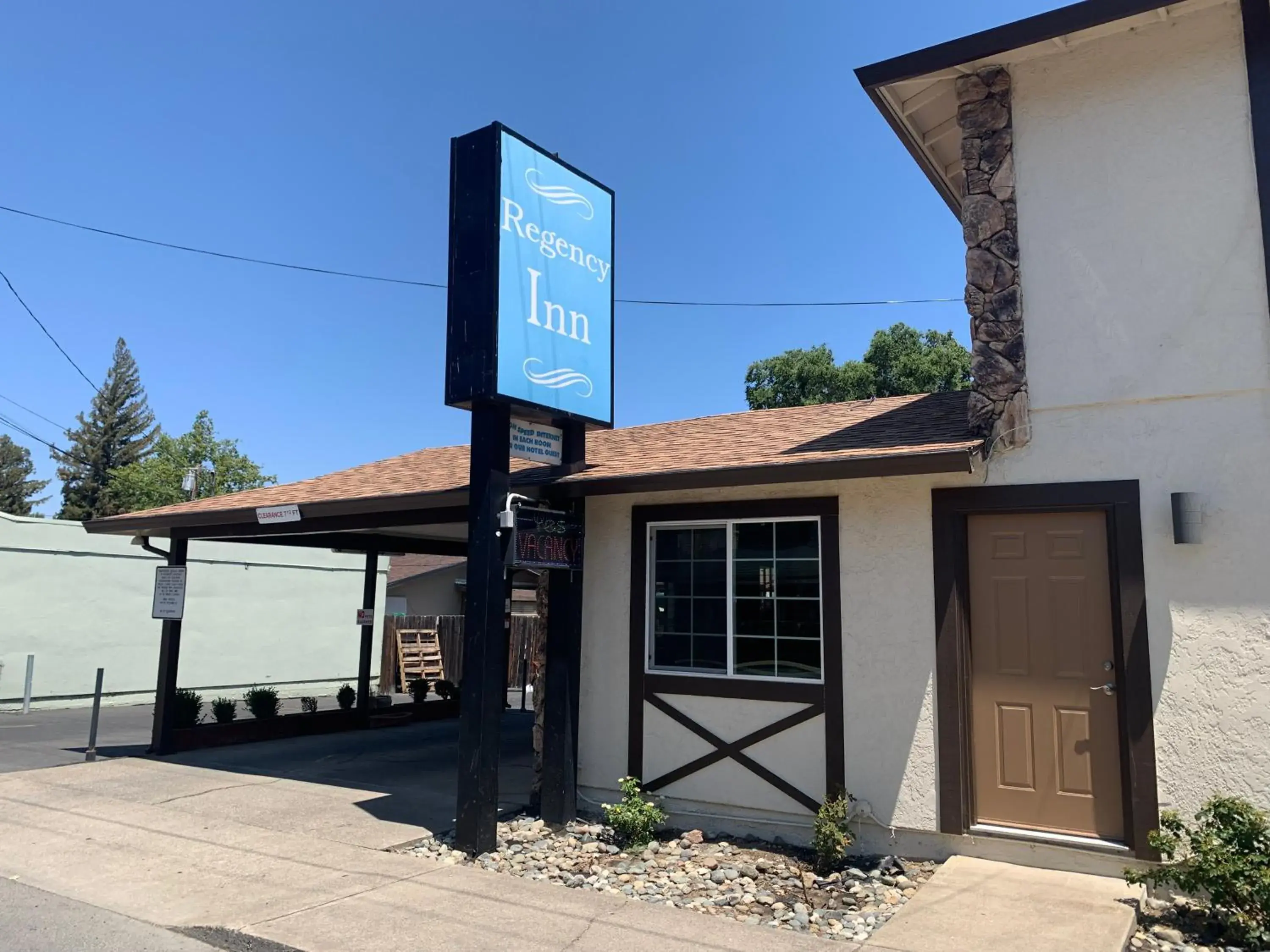 Property building in Regency Inn Lakeport Property building in Regency Inn Lakeport