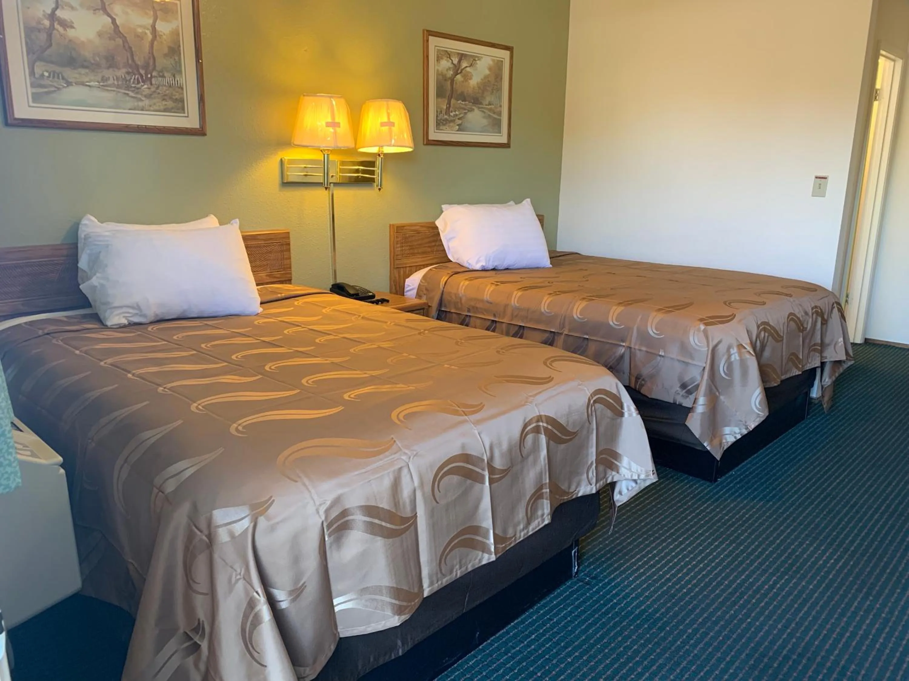 Photo of the whole room, Bed in Regency Inn Lakeport
