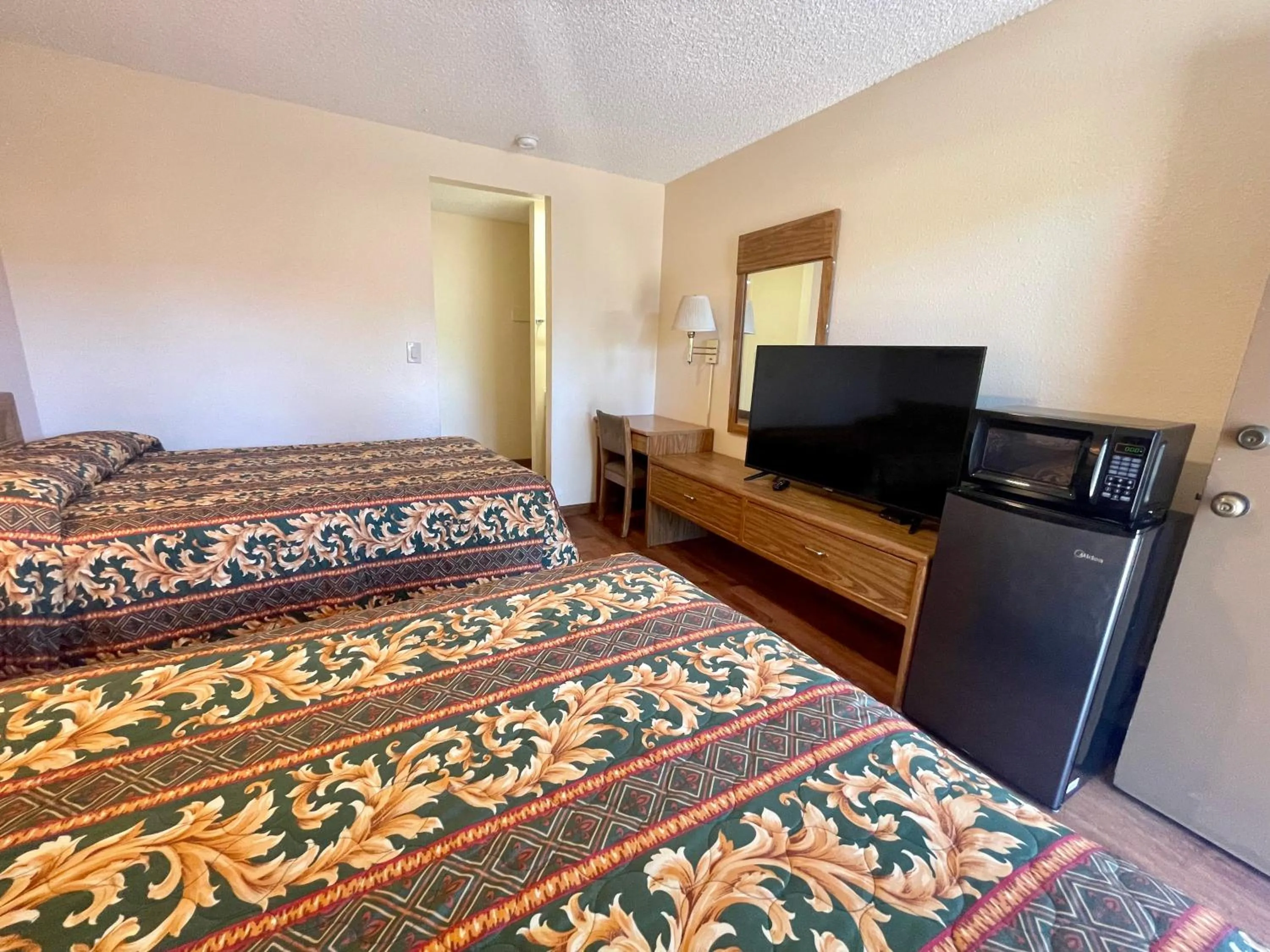 Bed in Regency Inn Lakeport