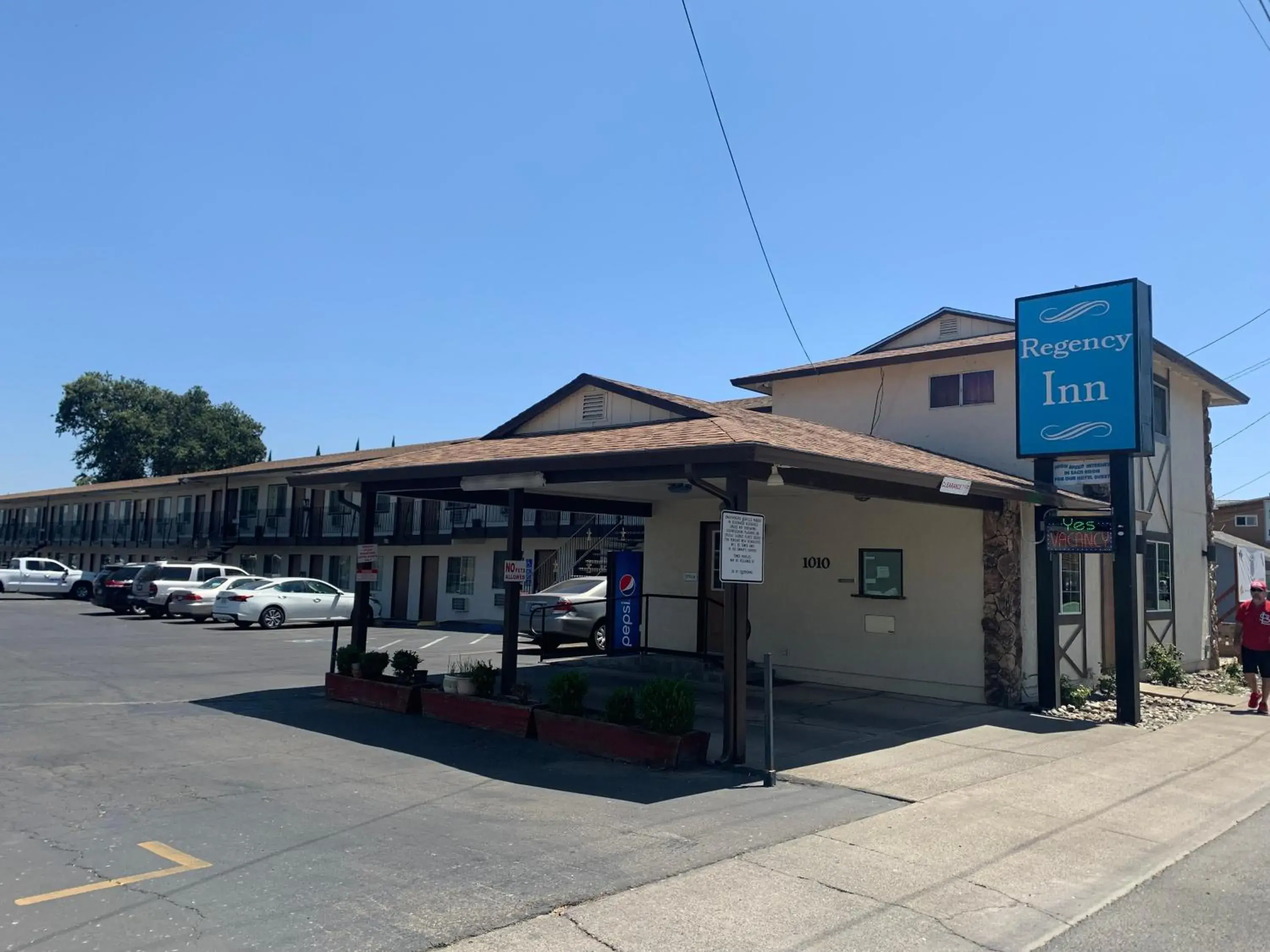 Property building in Regency Inn Lakeport Property building in Regency Inn Lakeport