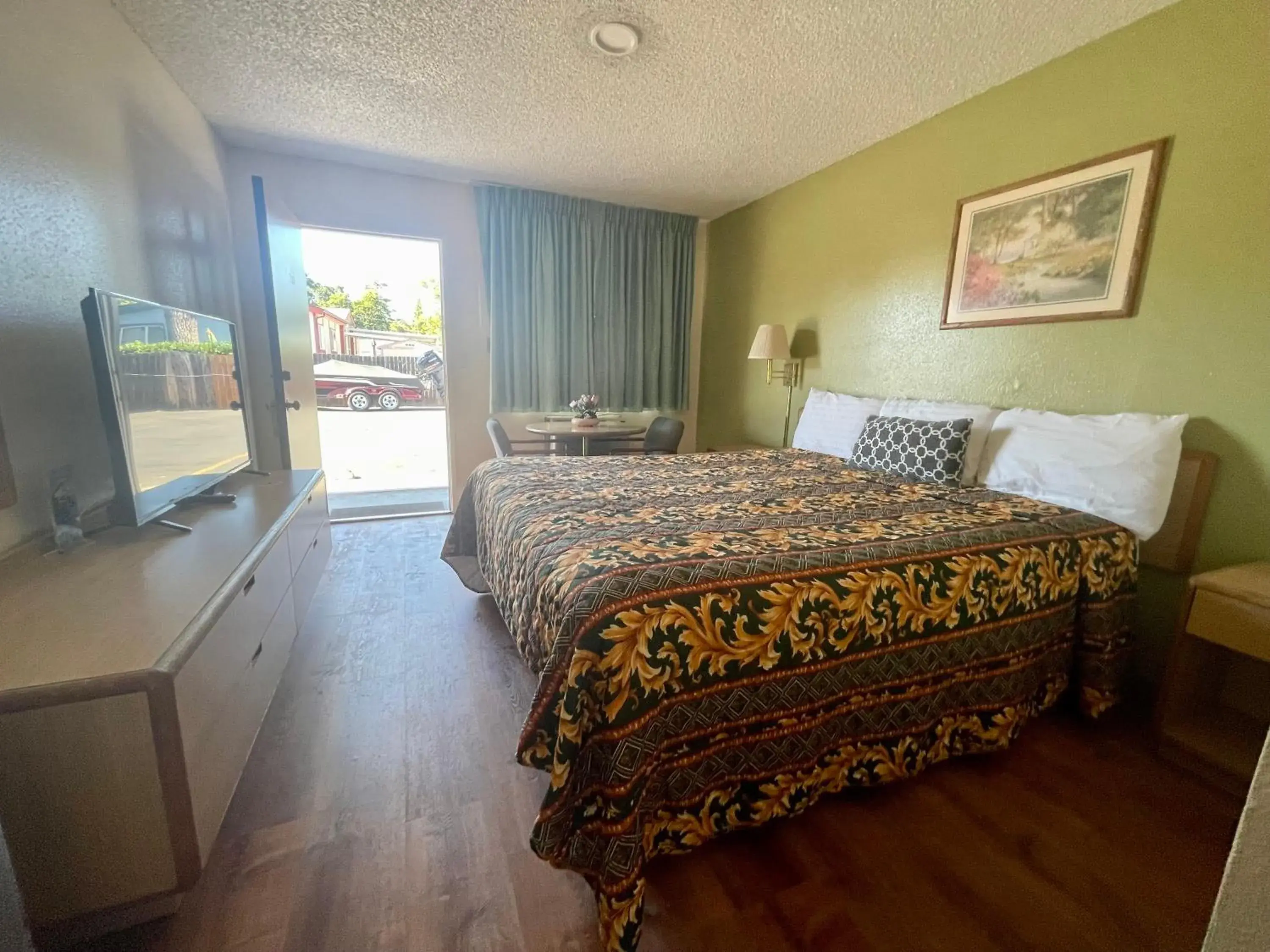 Bedroom, Bed in Regency Inn Lakeport Bedroom, Bed in Regency Inn Lakeport