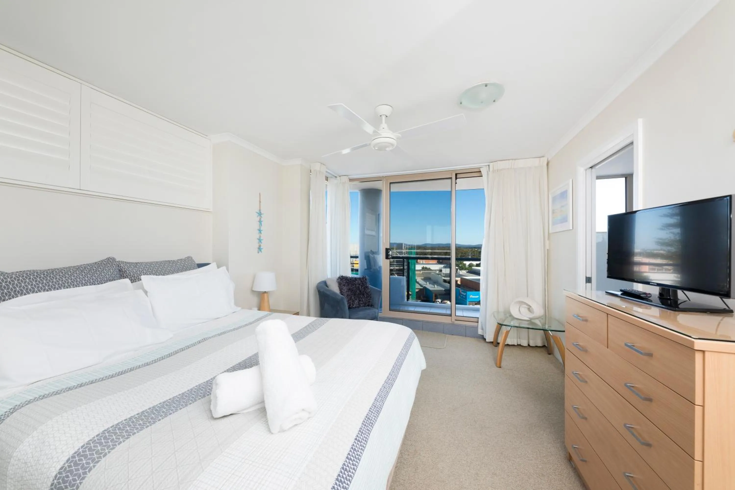 Bedroom, Bed in Beaches International