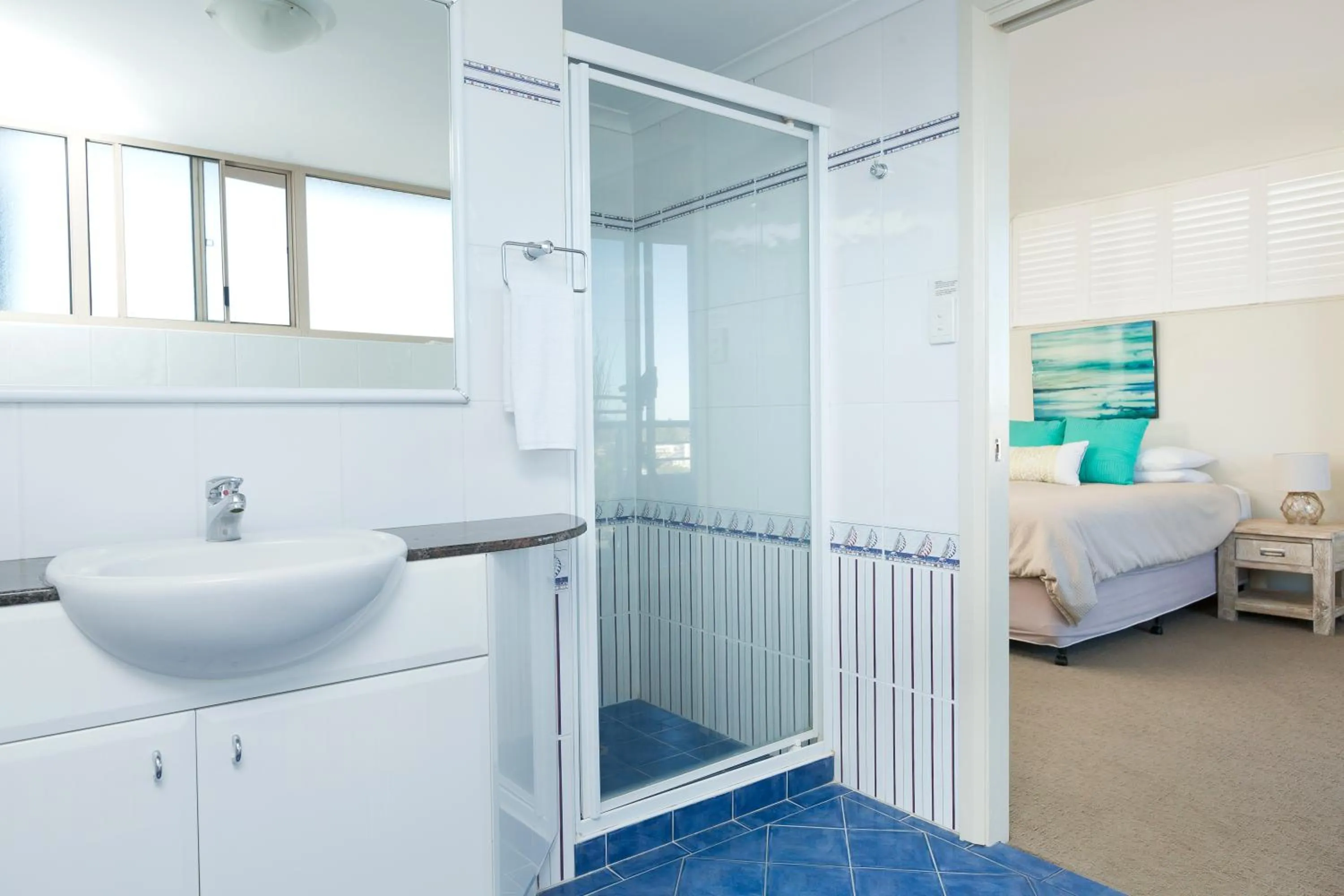 Bathroom, Bed in Beaches International