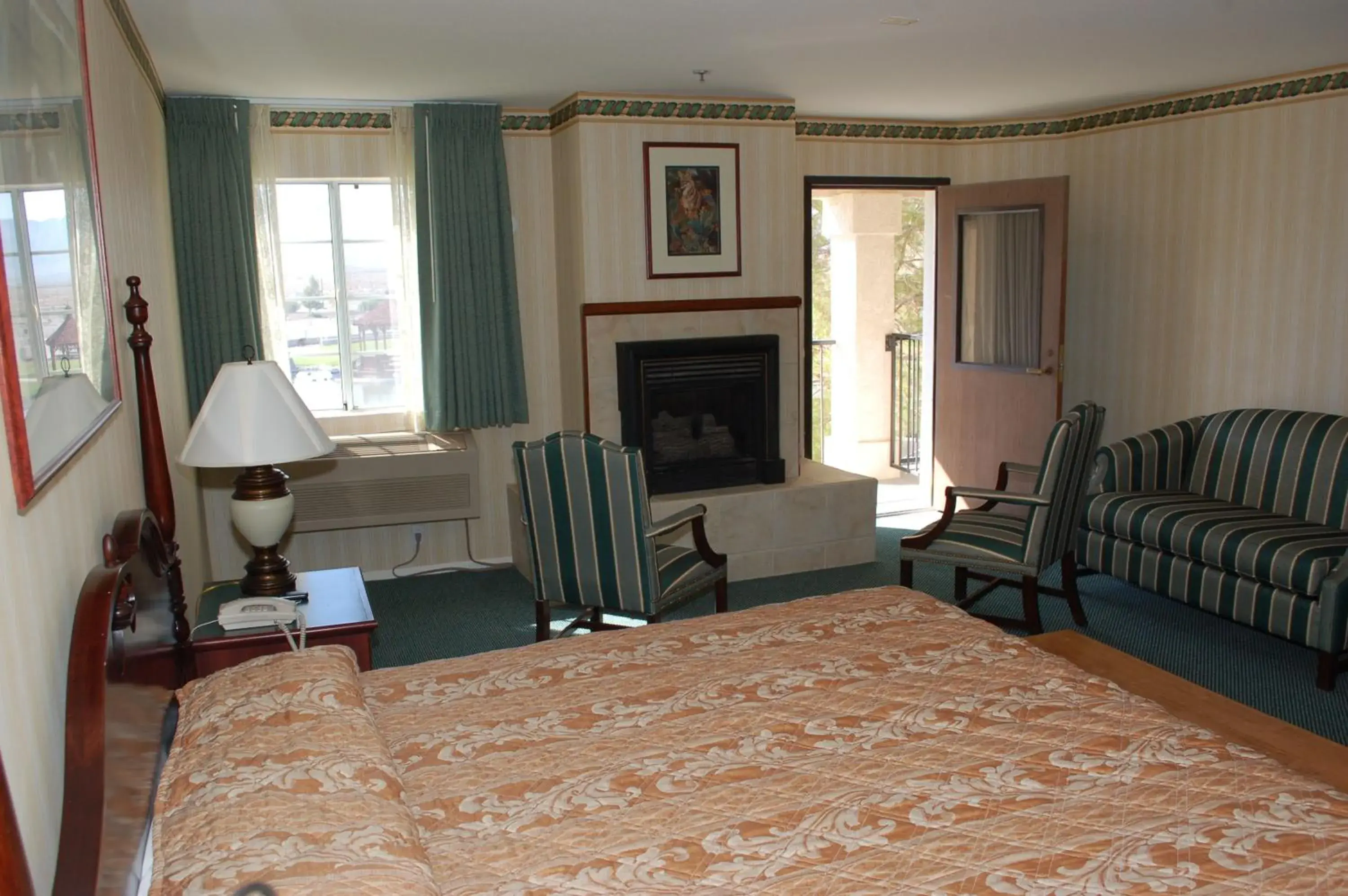 Queen Room with Two Queen Beds and Lake View in Longstreet Inn & Casino Queen Room with Two Queen Beds and Lake View in Longstreet Inn & Casino