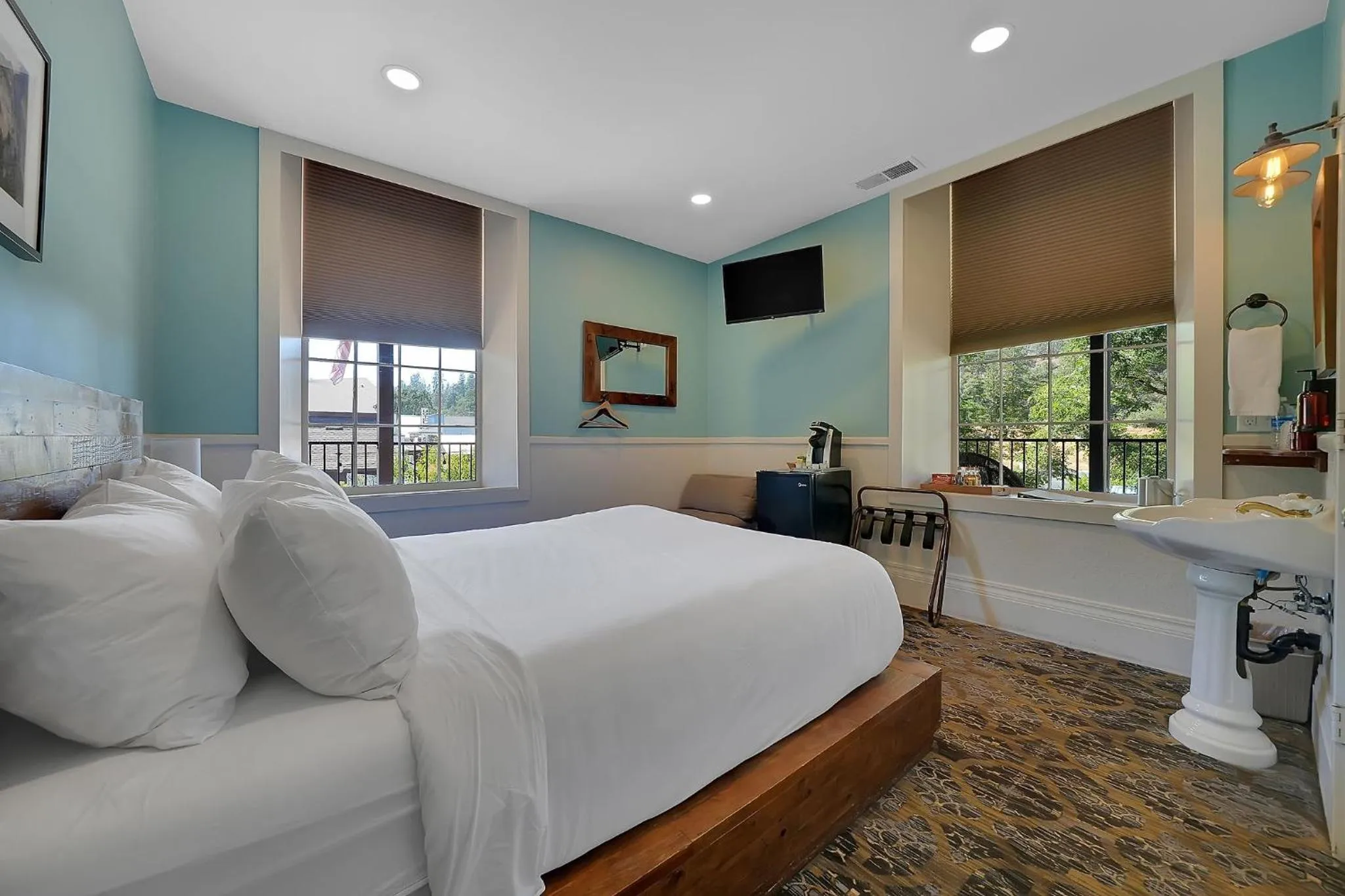 Bed in The Groveland Hotel