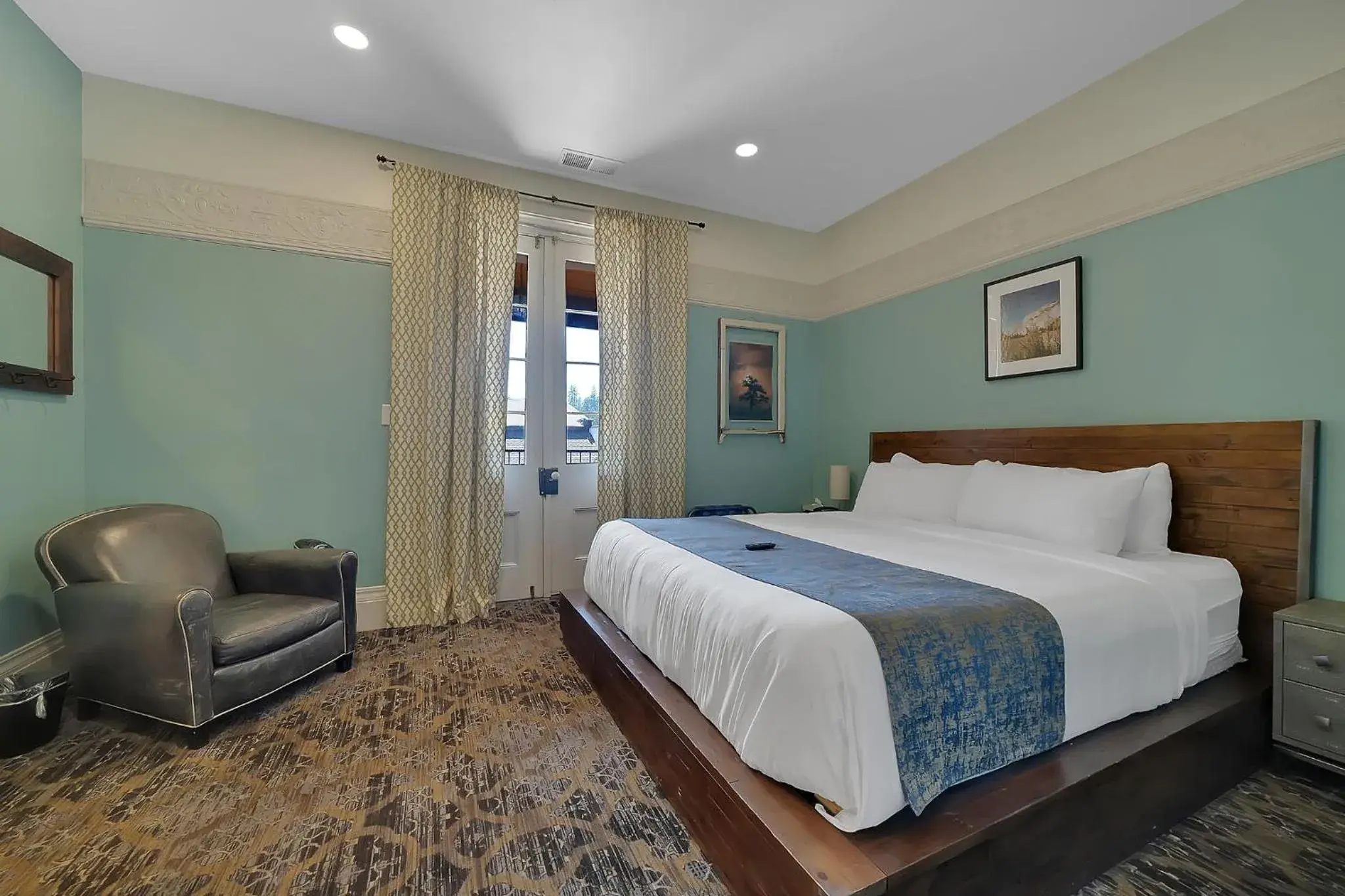 King Suite in The Groveland Hotel King Suite in The Groveland Hotel