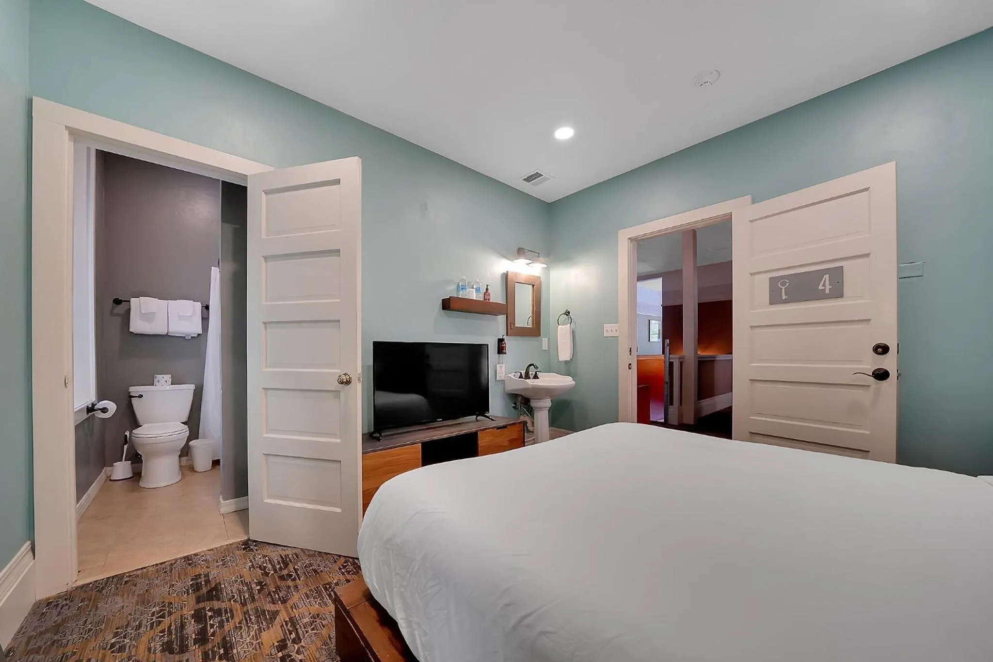 Bed in The Groveland Hotel