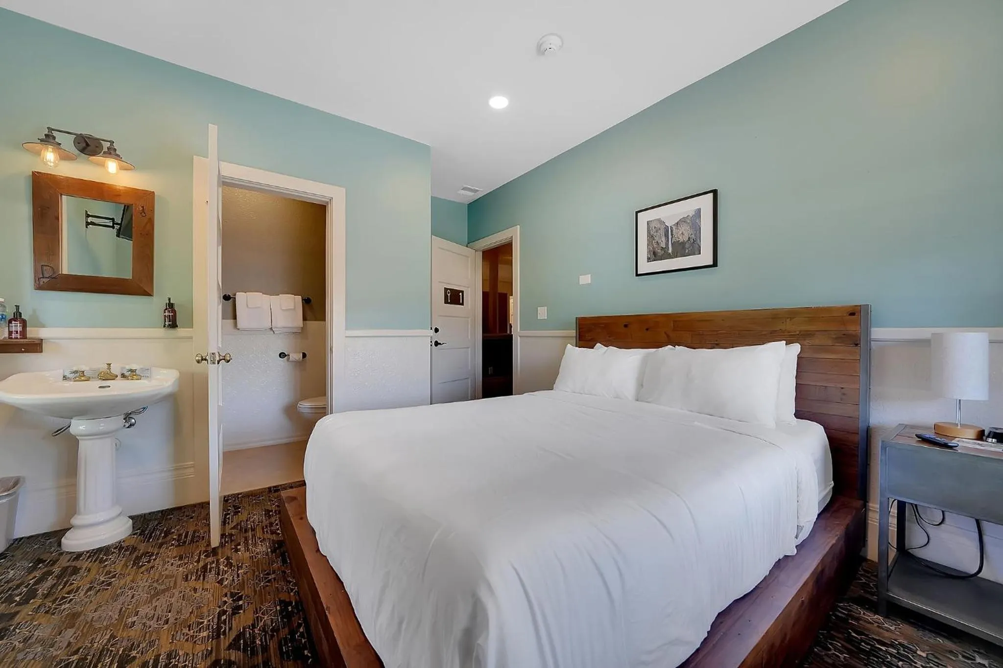 Bed in The Groveland Hotel