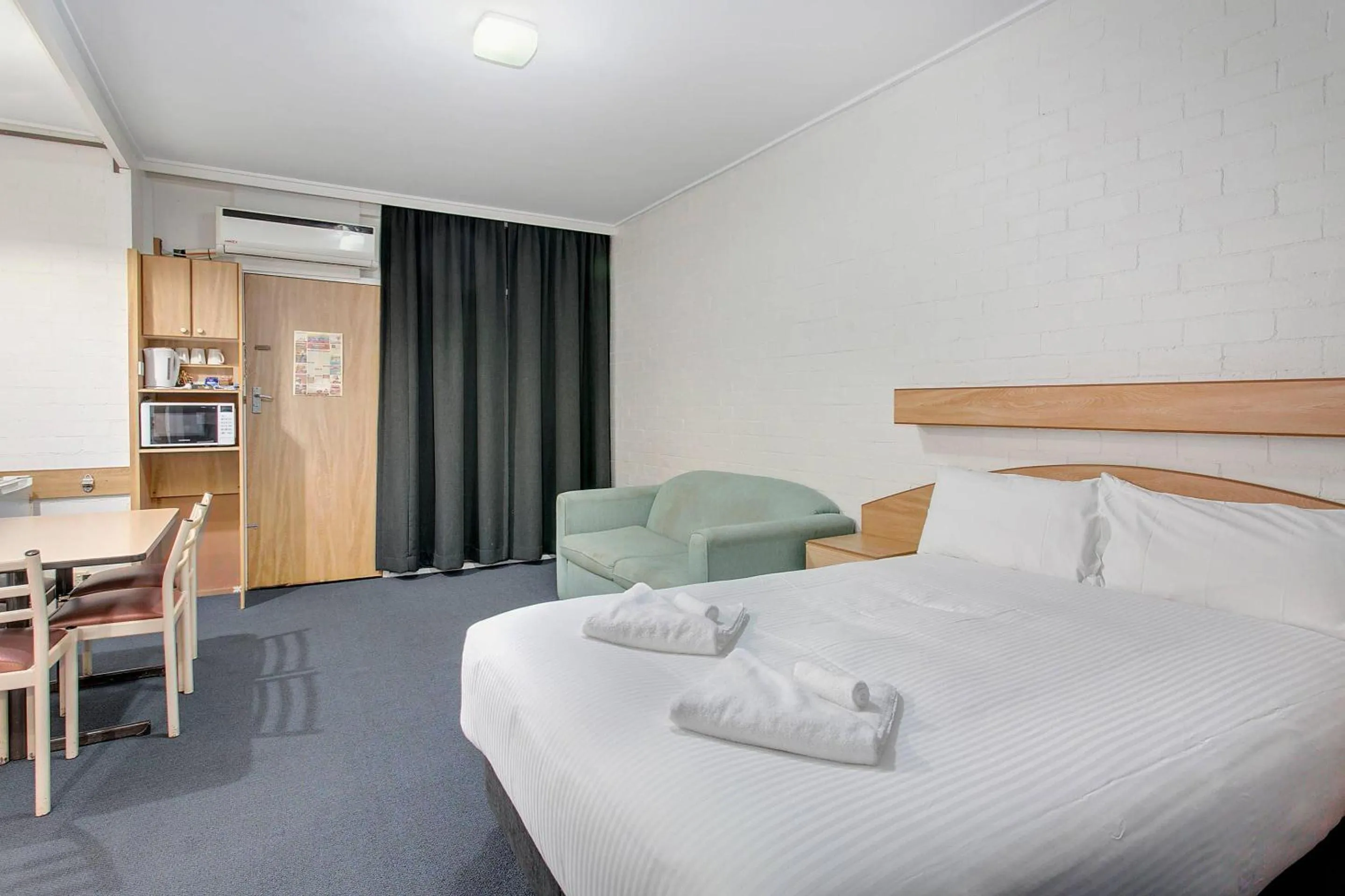 Bedroom, Bed in Comfort Inn Gateway Tamworth